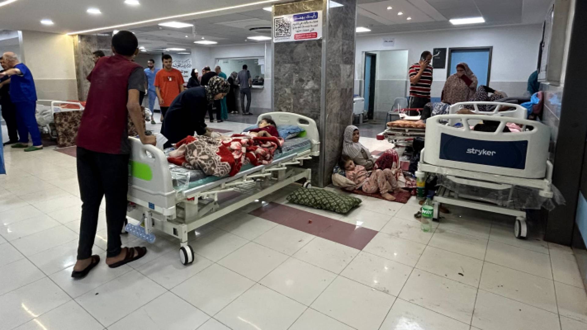 مرضى داخل مستشفى الشفاء بغزة