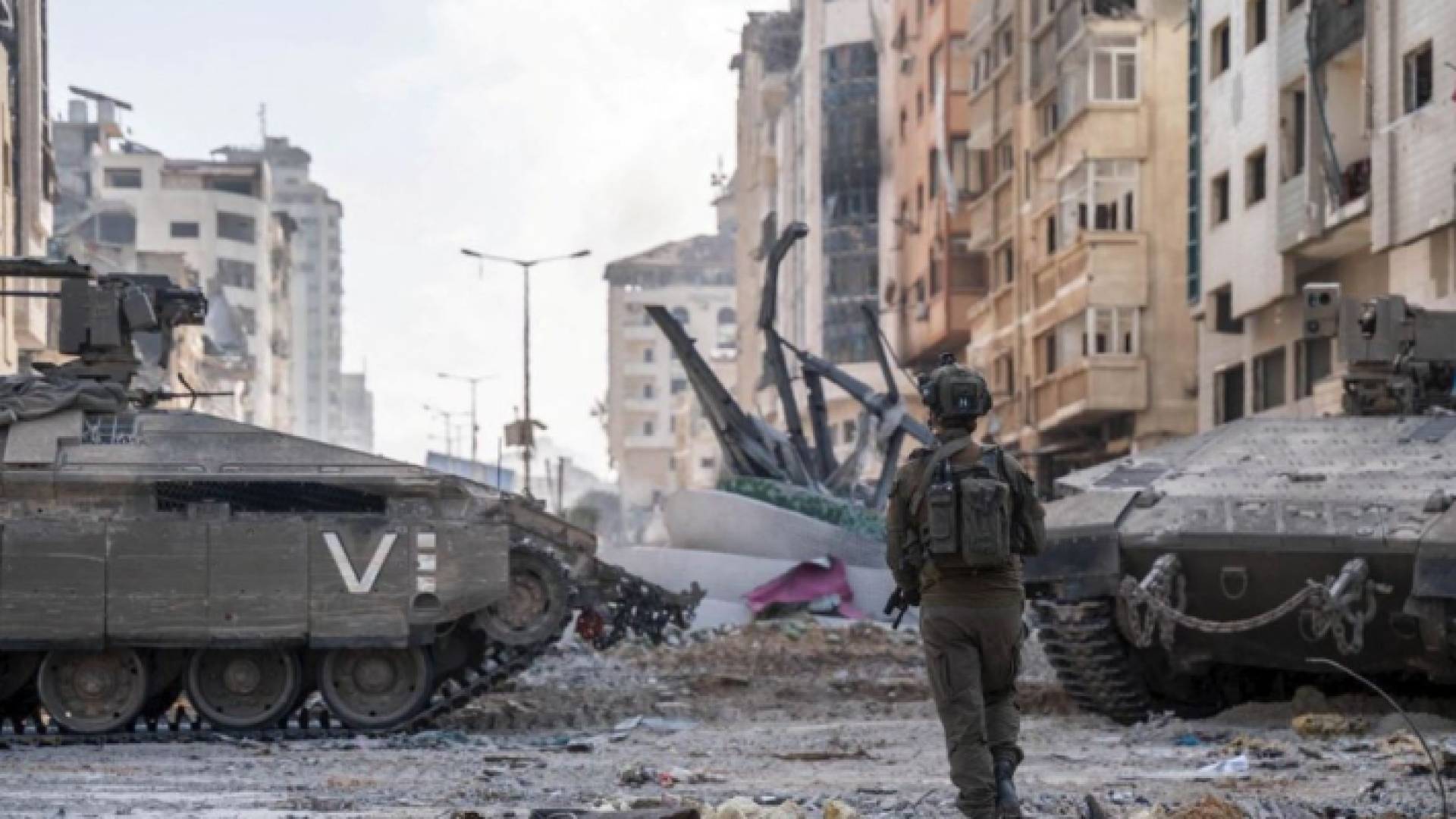 دبابة تابعة للاحتلال الإسرائيلي أمام مستشفى الشفاء