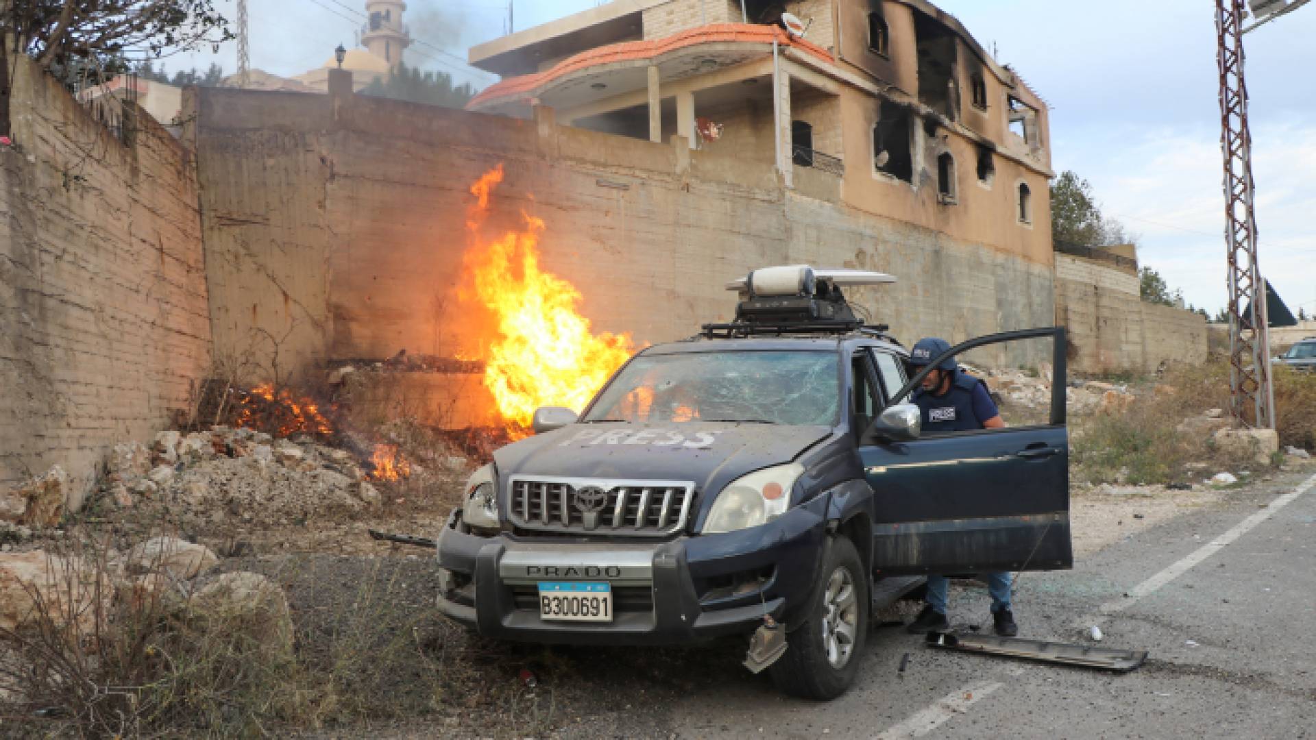 نيران تتصاعد جراء استهداف منطقة بقرب الحدود اللبنانية الجنوبية