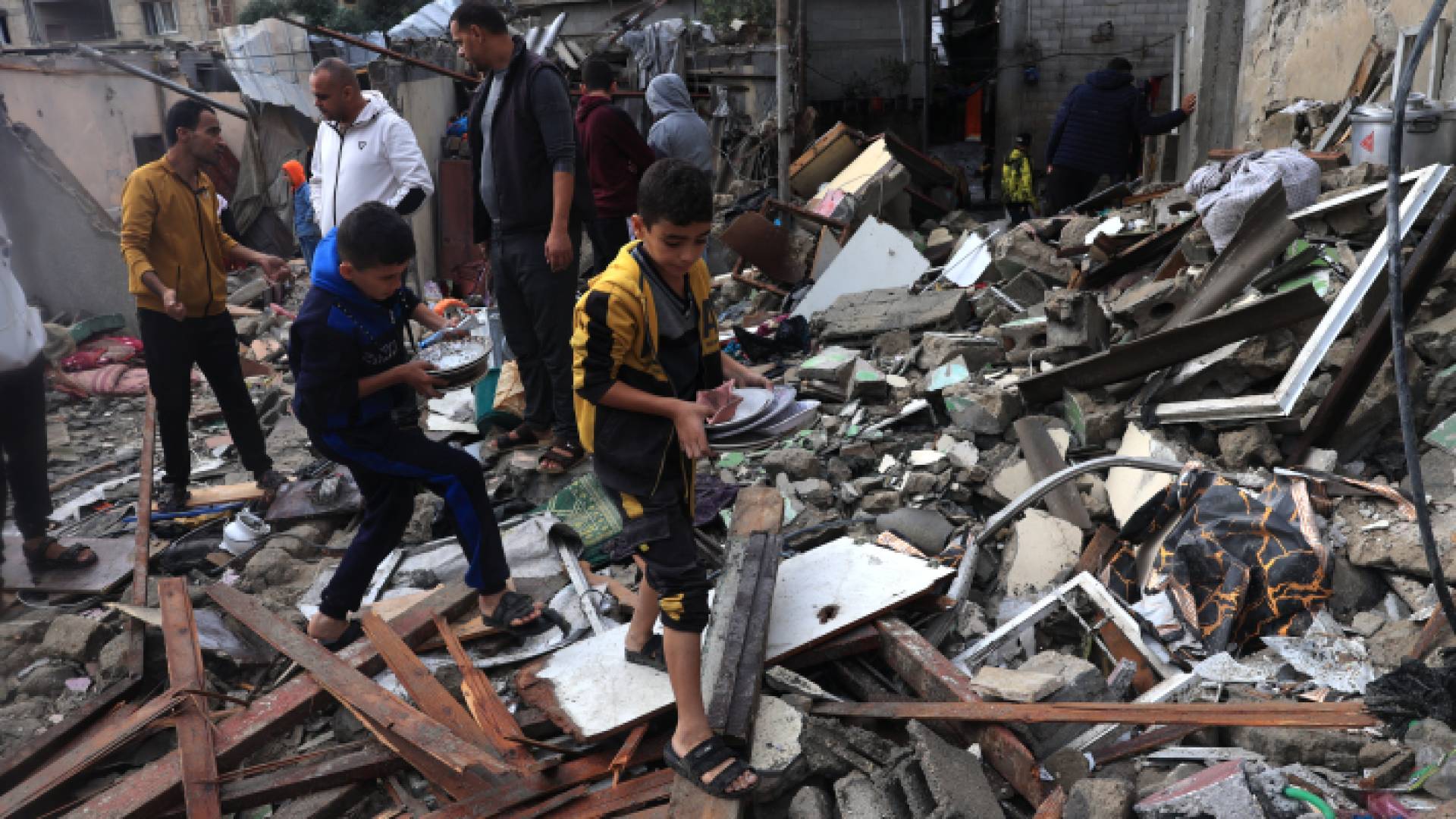 فلسطينيون عقب استهداف منزلهم في غزة