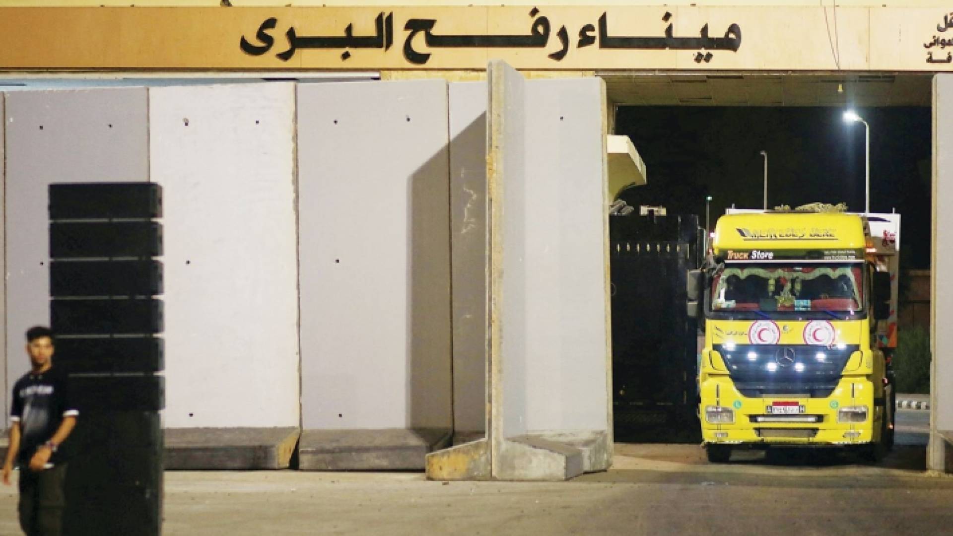 شاحنة عند مدخل رفح البري