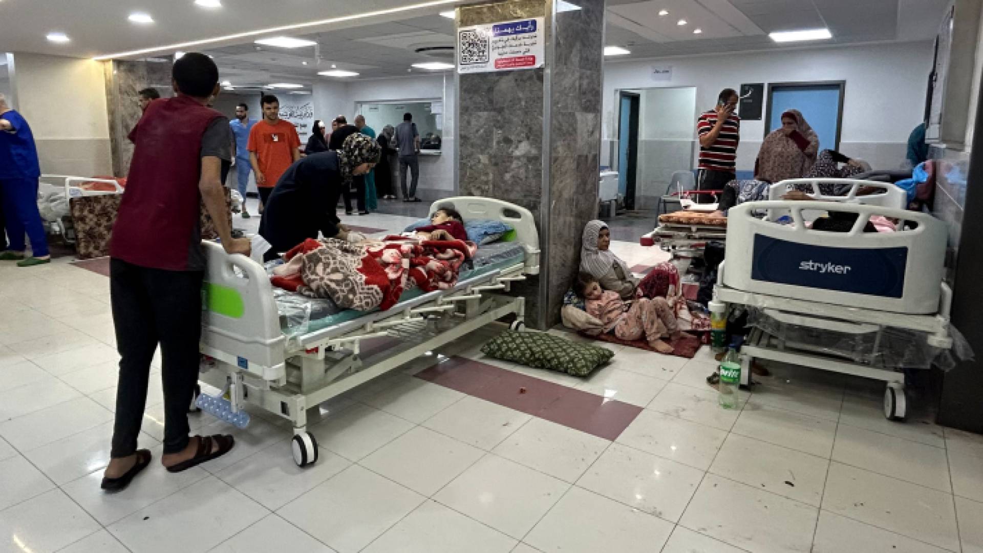مرضى وجرحى في مجمع الشفاء