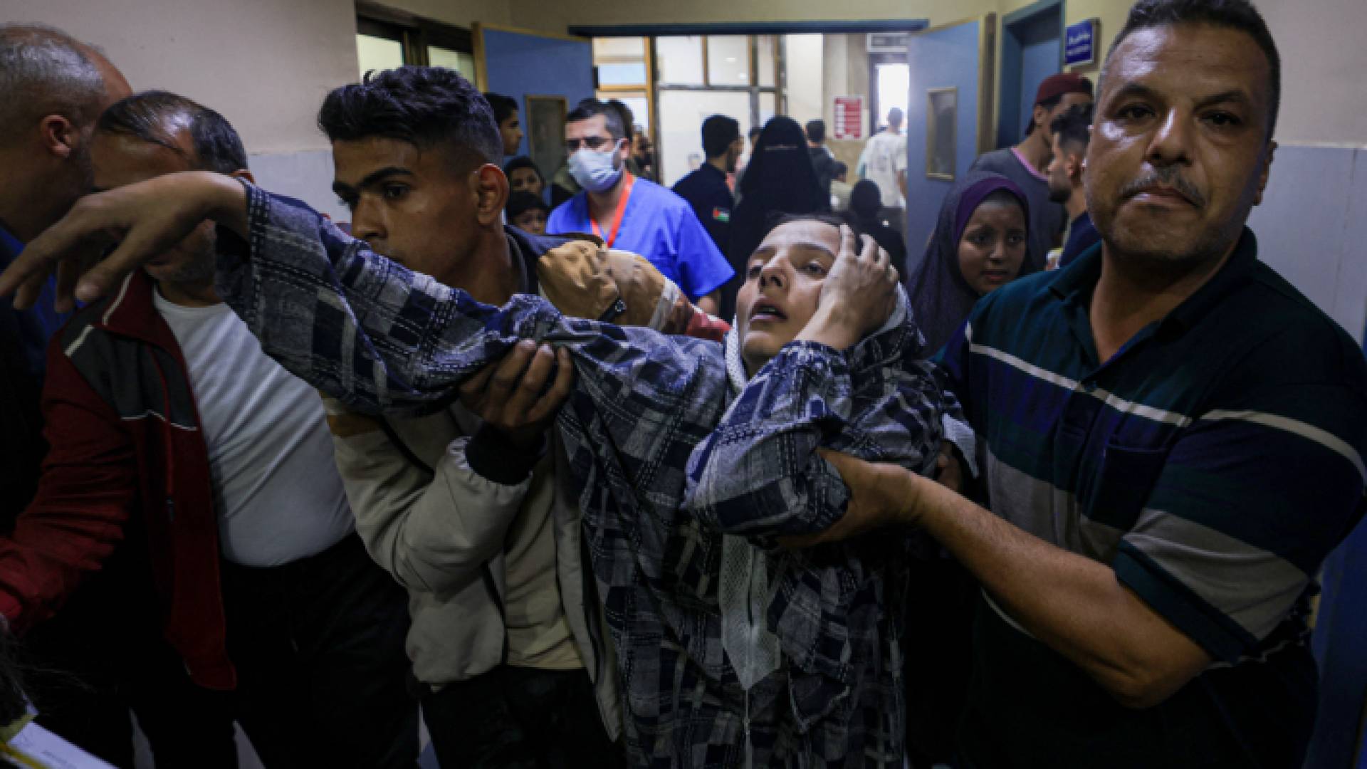 سيدة فلسطينية جريحة تتلقى مساعدة طبية في الطوارئ في غزة