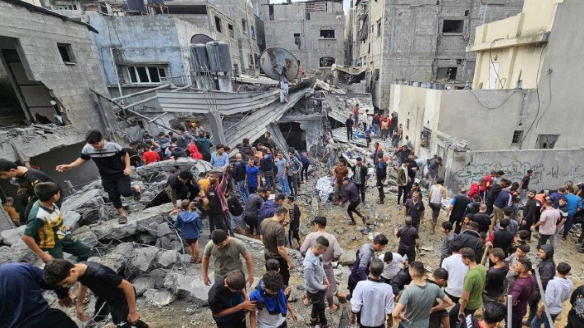 فلسطينيون يبحثون عن ناجين تحت الأنقاض في قطاع غزة بعد استهداف الاحتلال أحد المباني