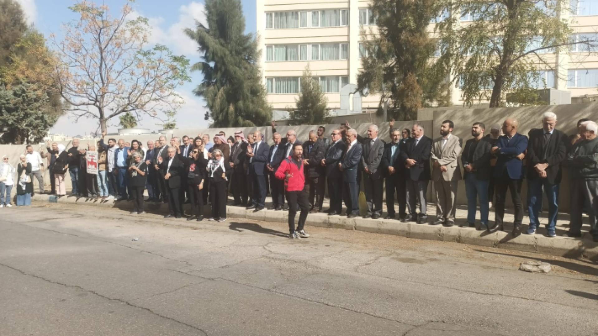 جانب من الوقفة أمام وزارة المياه والري