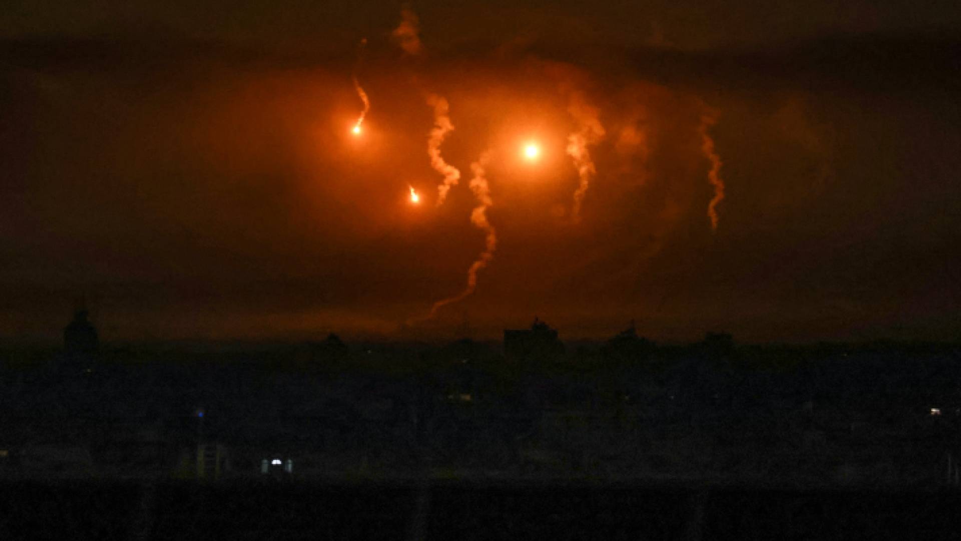 صواريخ مضيئة أطلقها الاحتلال على غزة