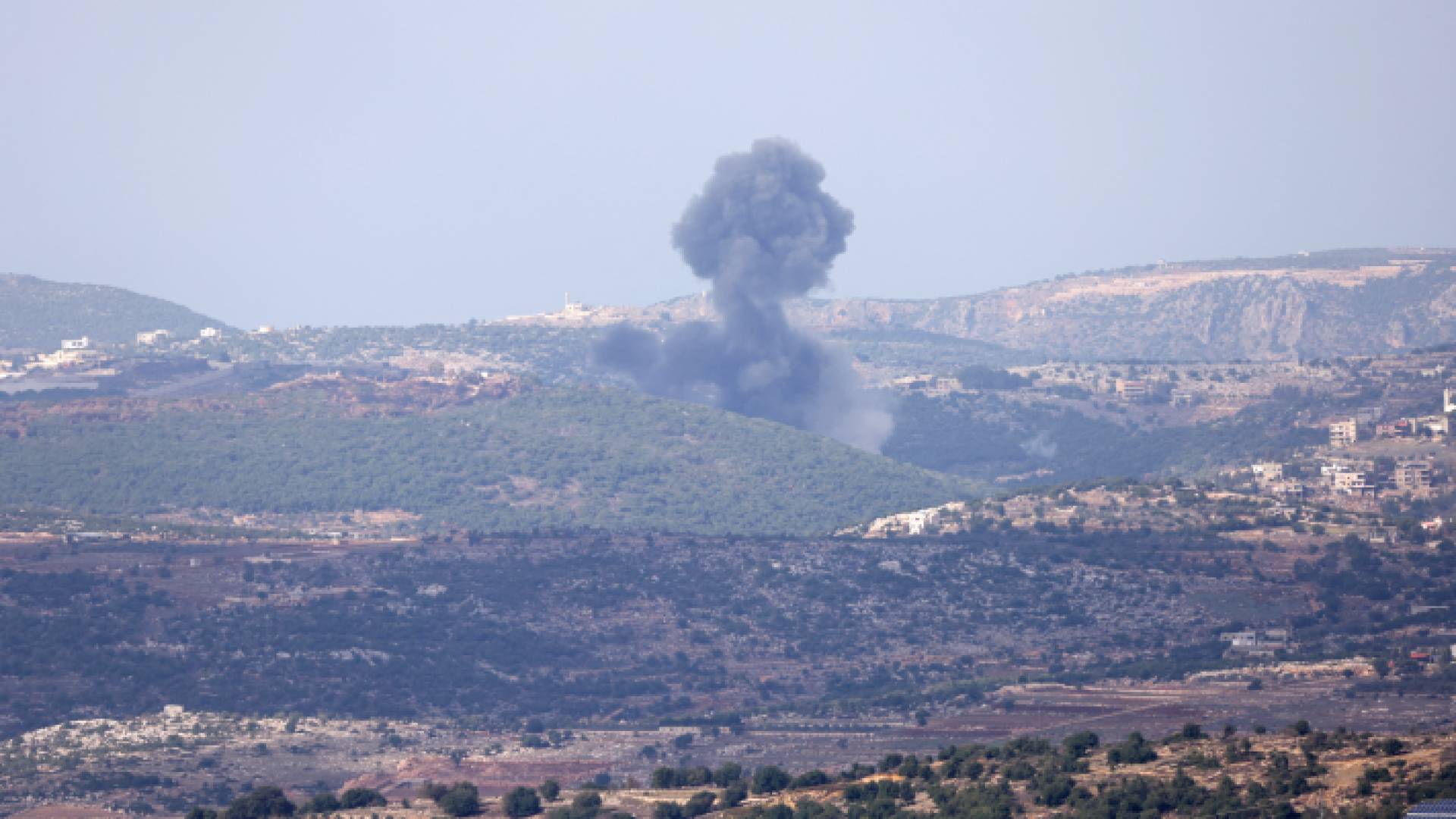 قصف للاحتلال بالقرب من قرية عيتا الشعب جنوبي لبنان