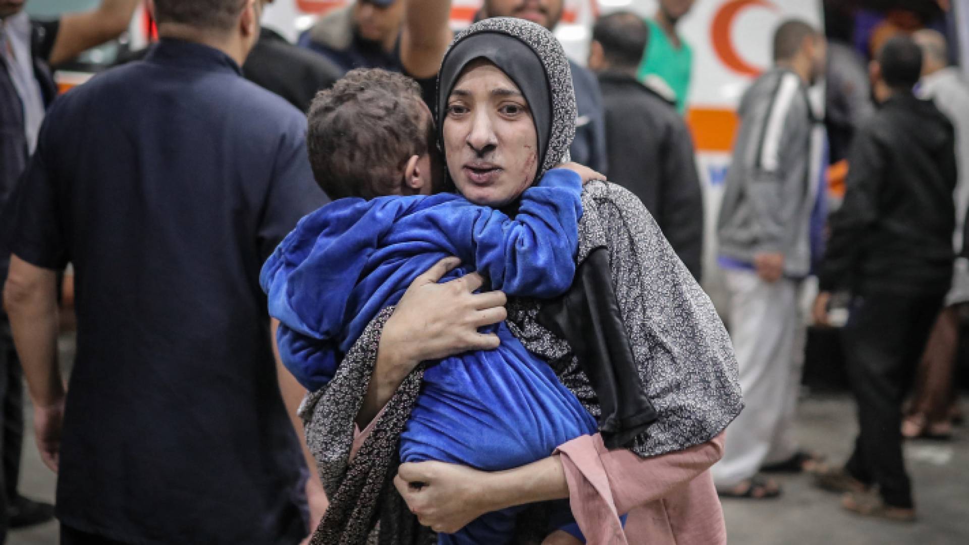 فلسطينية تحمل طفلها بعد قصف الاحتلال الإسرائيلي منزلها في قطاع غزة