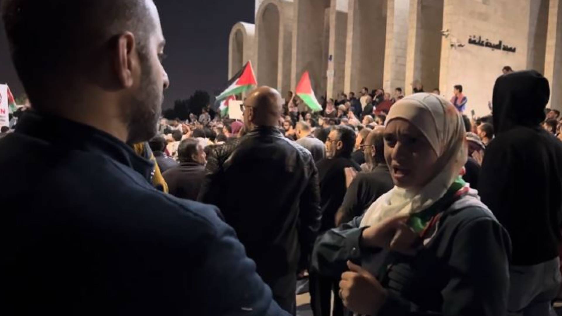 سيدة أردنية تترجم لزوجها الأبكم بلغة الإشارة الهتافات في الوقفات التضامنية