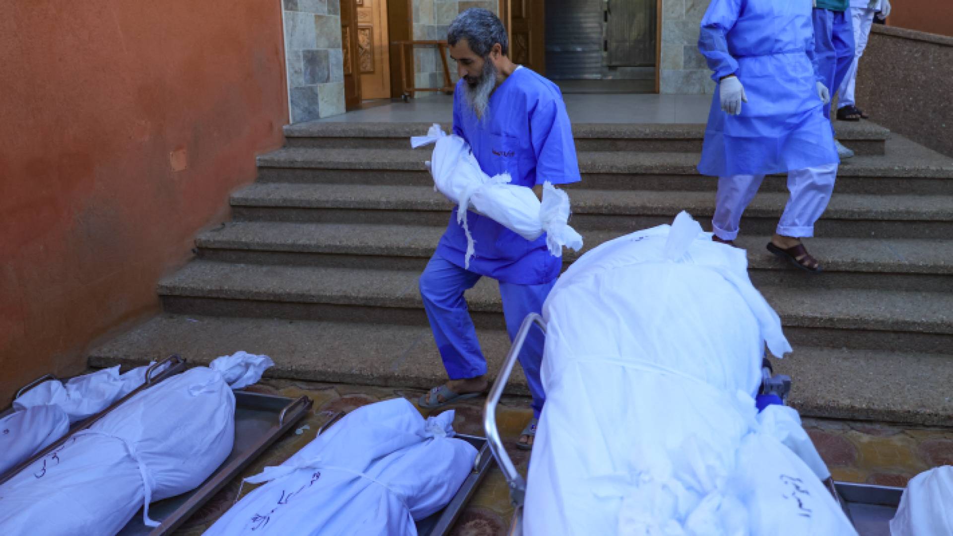 مسعفون فلسطينيون يقومون بإعداد جثث شهداء للدفن في مستشفى في خان يونس بجنوب قطاع غزة