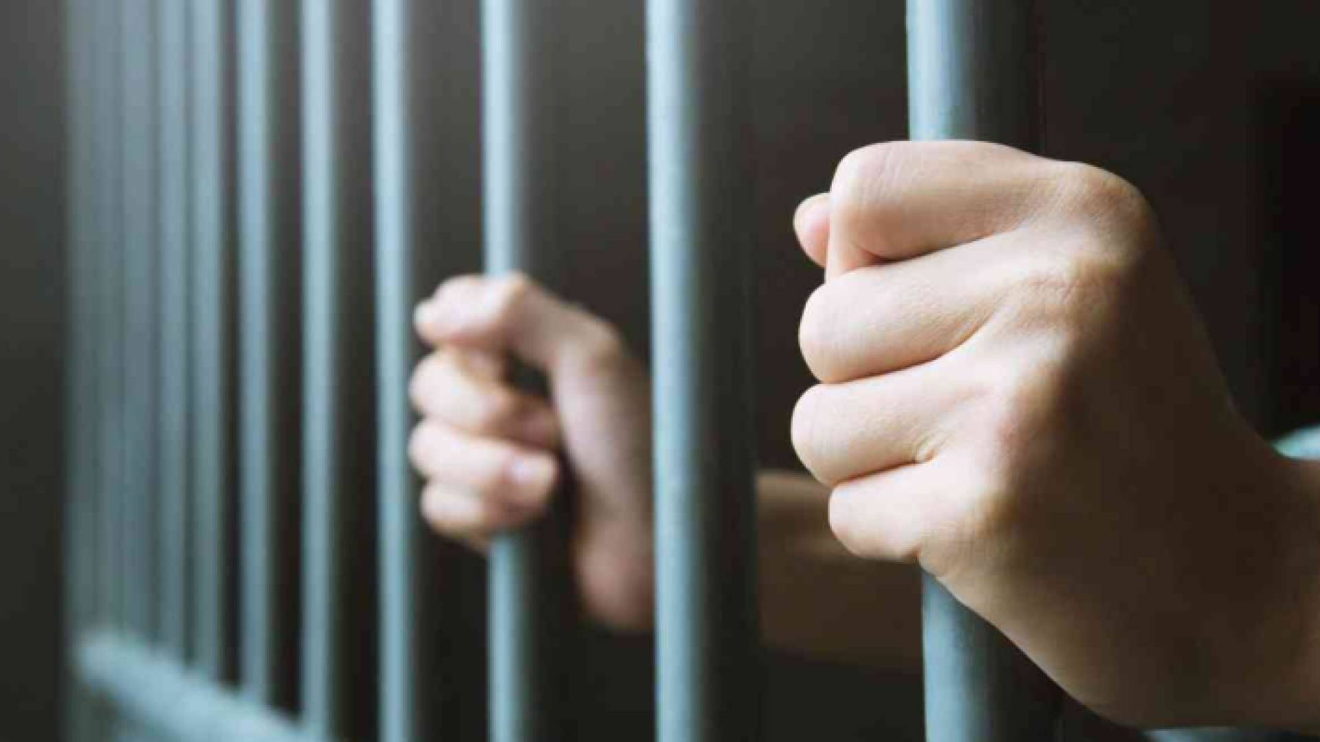 صورة تعبيرية لشخص في السجن