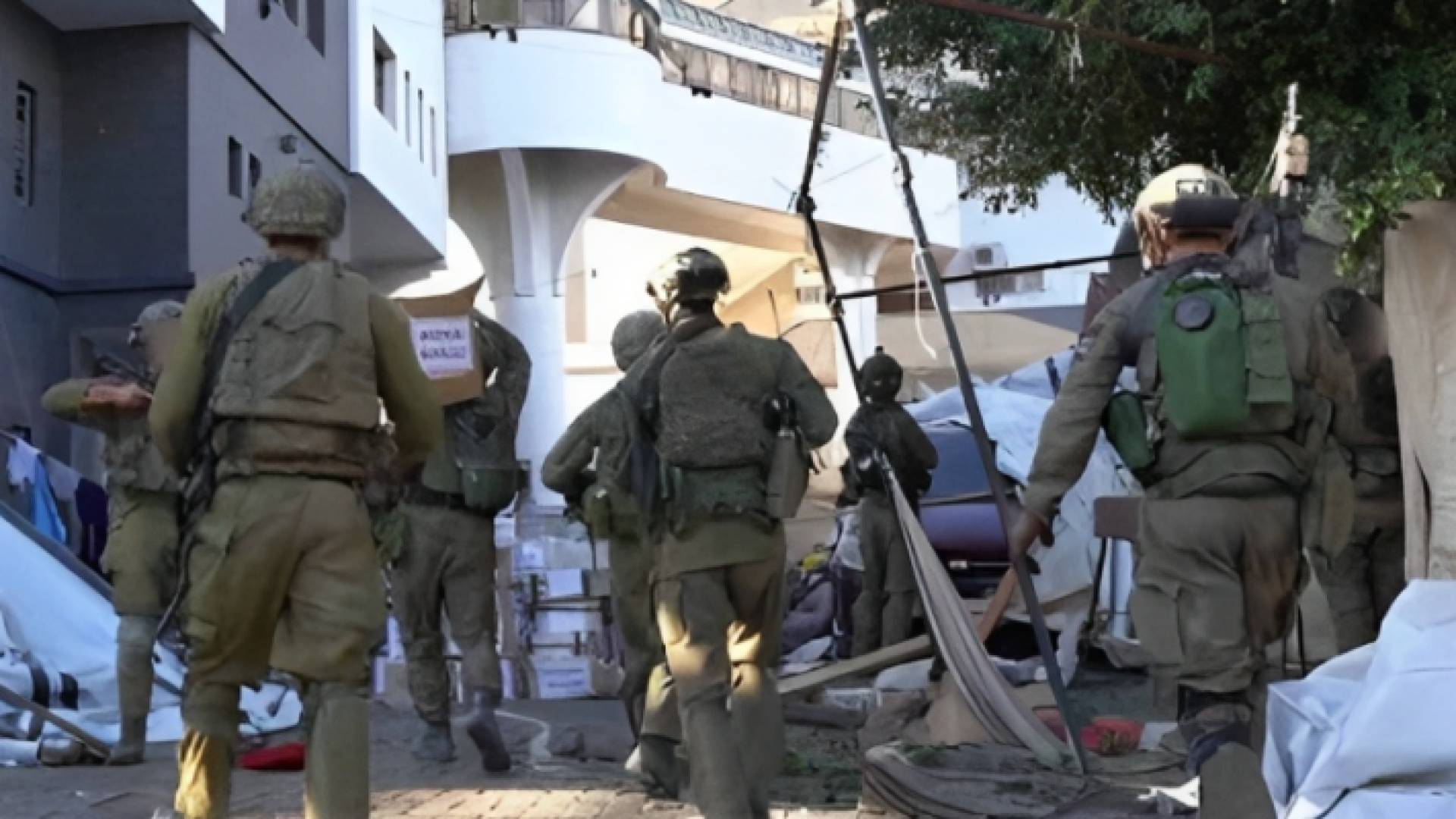 جنود خلال اقتحام مجمع الشفاء الطبي