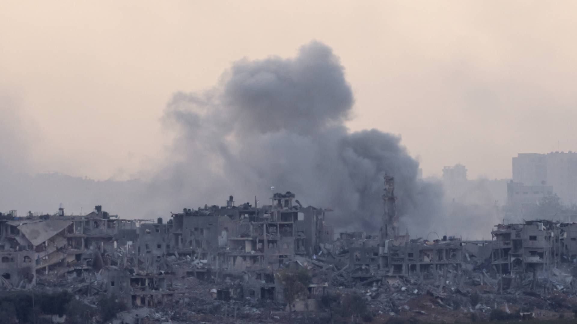 أعمدة دخان تتصاعد بعد قصف الاحتلال الإسرائيلي في قطاع غزة