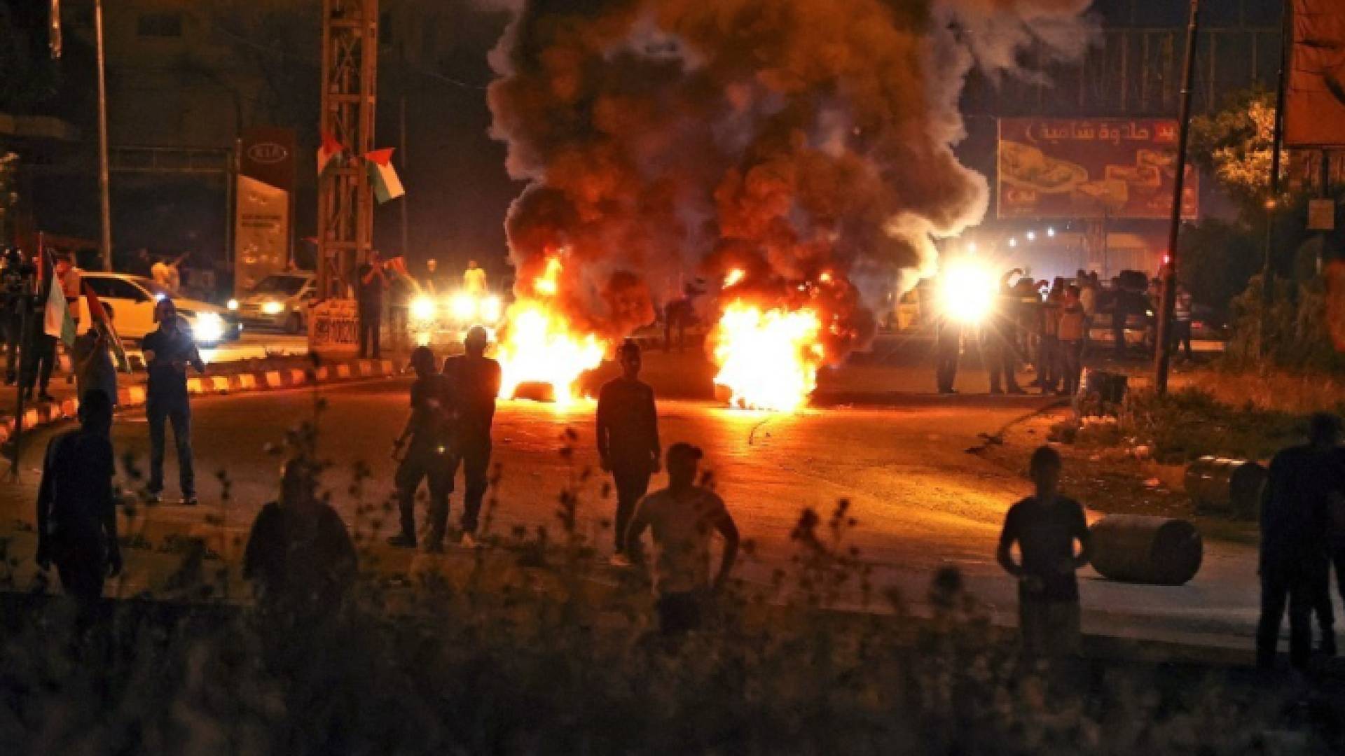 مقاومون فلسطينيون يشعلون النيران "أرشيفية"