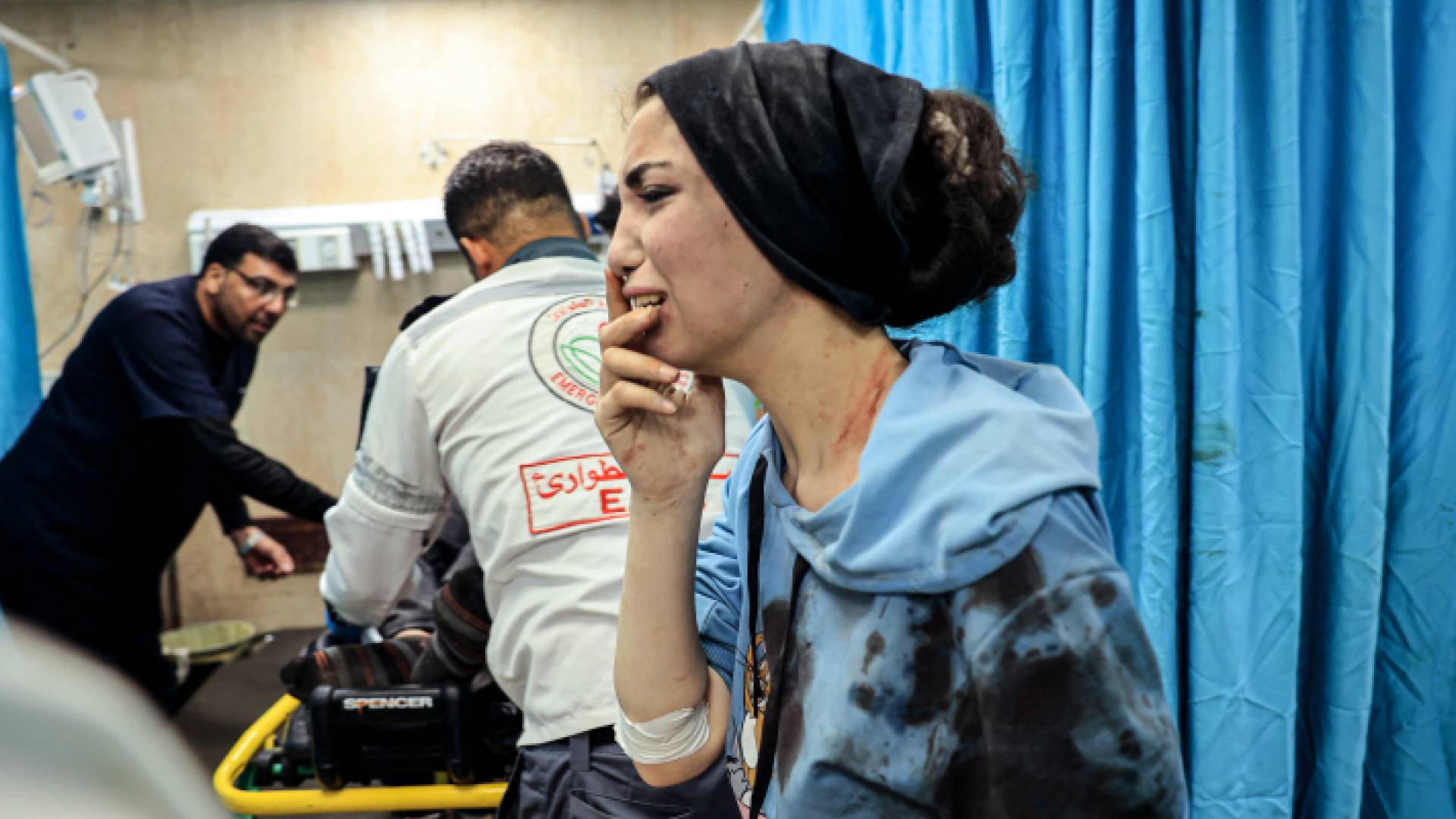 فلسطينية تبكي عقب استهداف الاحتلال الإسرائيلي منزلها