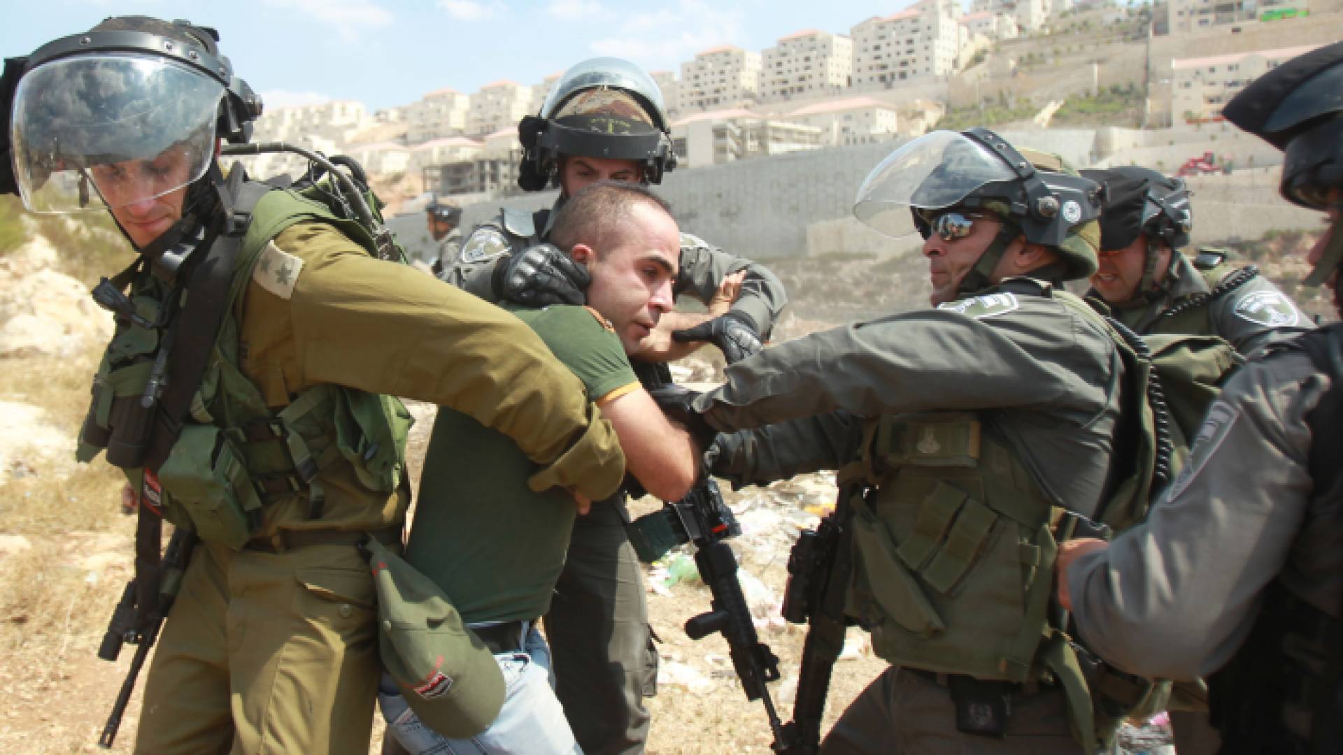 لحظة اعتقال قوات الاحتلال شاب فلسطيني في الضفة