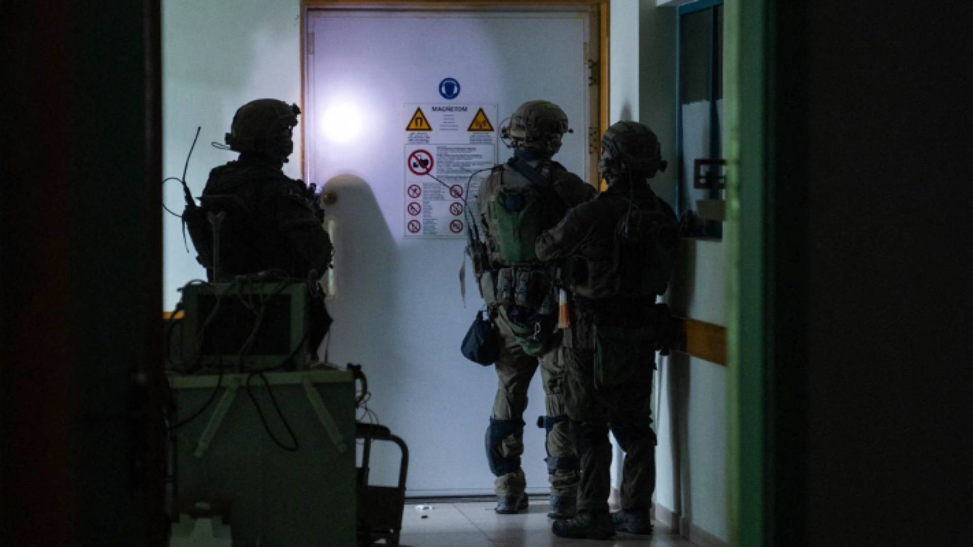 جنود من الاحتلال الإسرائيلي أثناء اقتحام مستشفى الشفاء