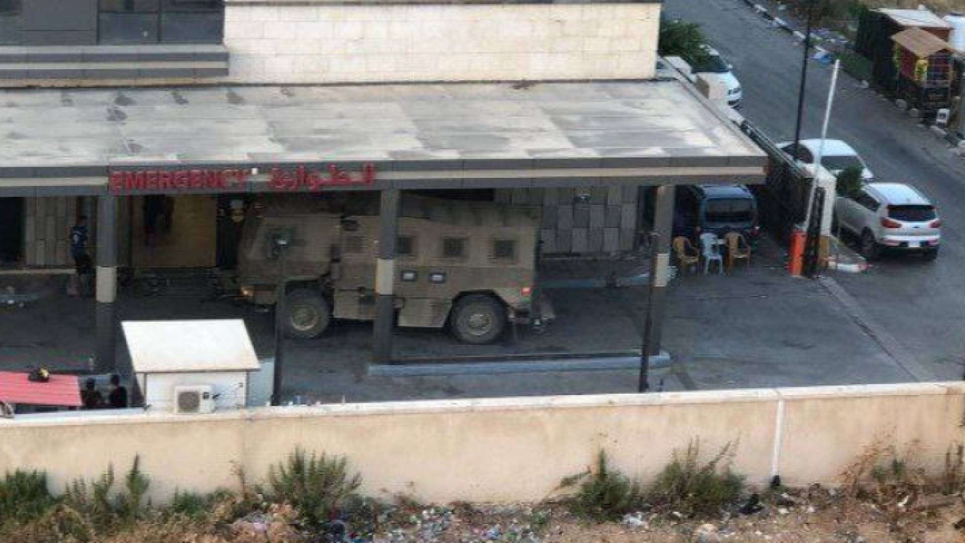 آلية تابعة للاحتلال الإسرائيلي أمام مستشفى ابن سينا في جنين