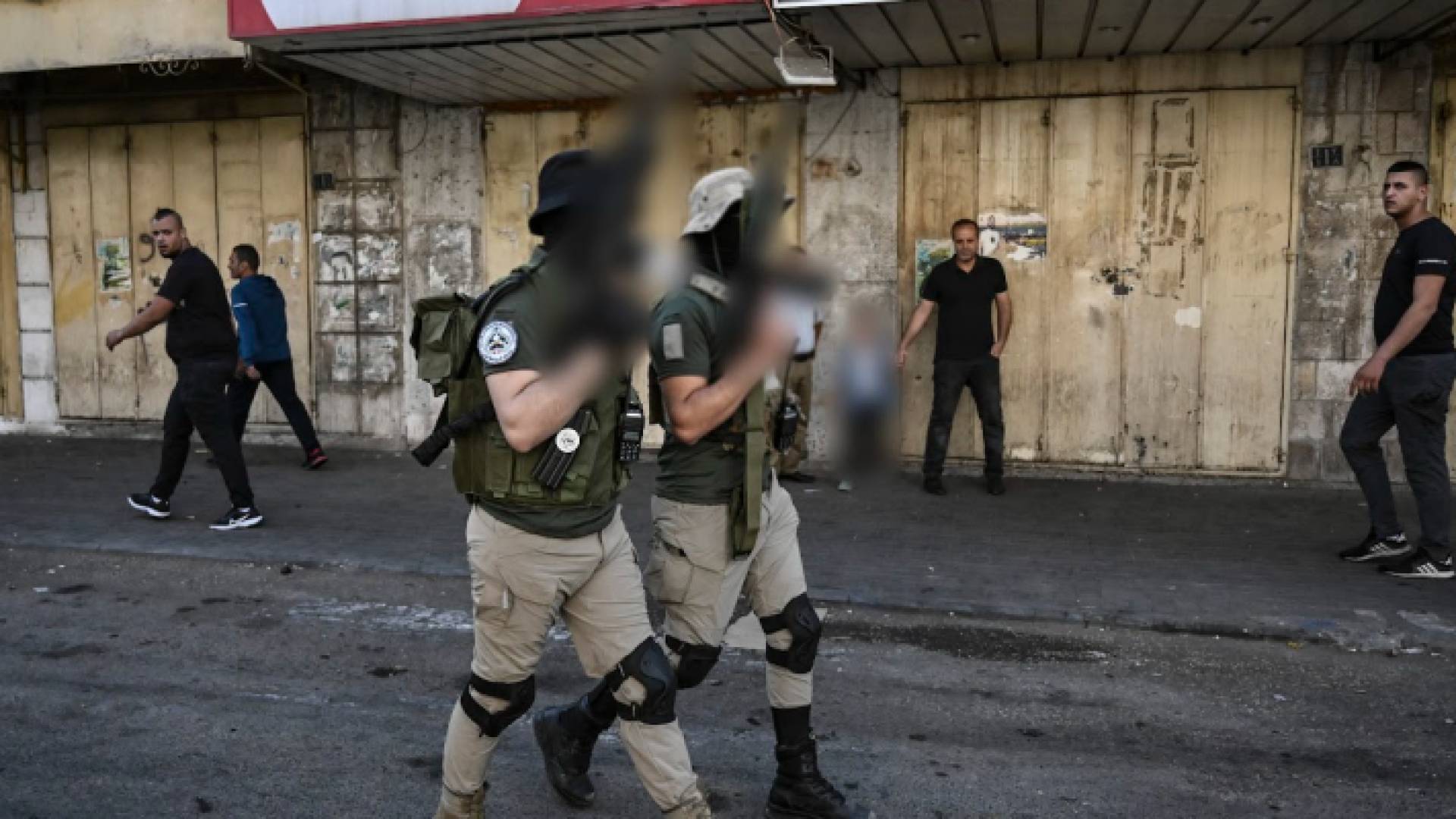 فلسطينيون أثناء اقتحام قوات الاحتلال جنين