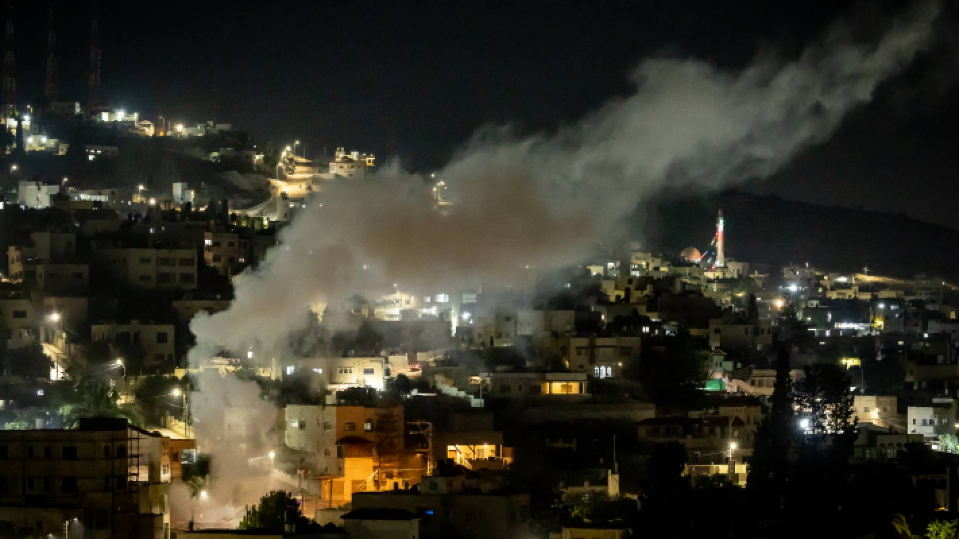 دخان يتصاعد أثناء غارة شنتها قوات الاحتلال في مخيم جنين للاجئين