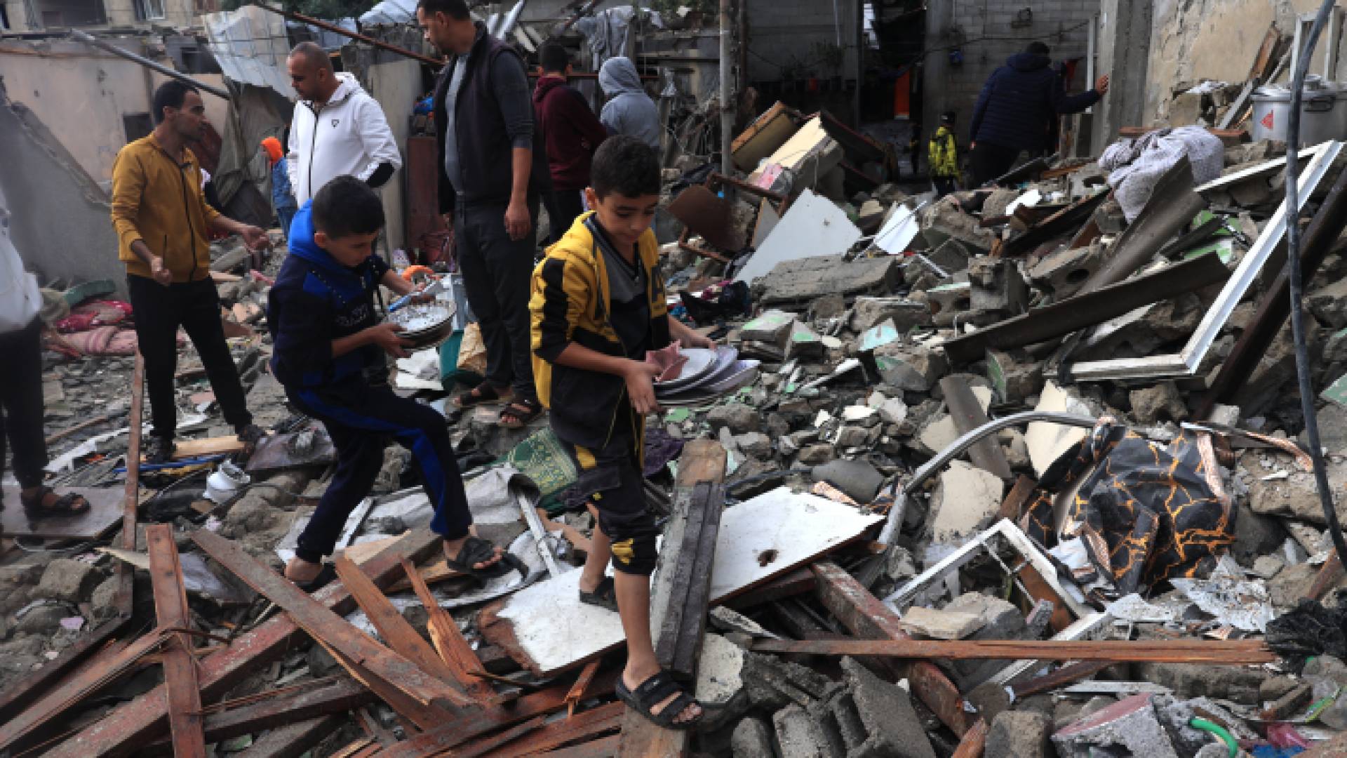 طفلان فلسطينيان على أنقاض منزلهما الذي قصفه الاحتلال الإسرائيلي