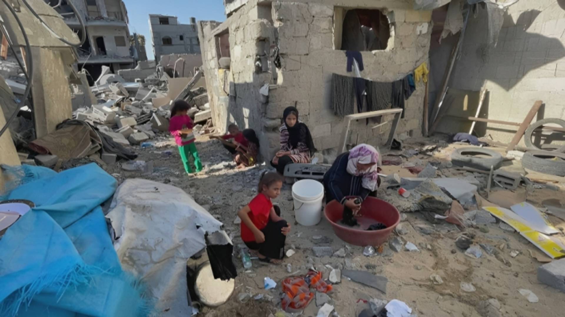 عائلة تعيش فوق دمار منزلها