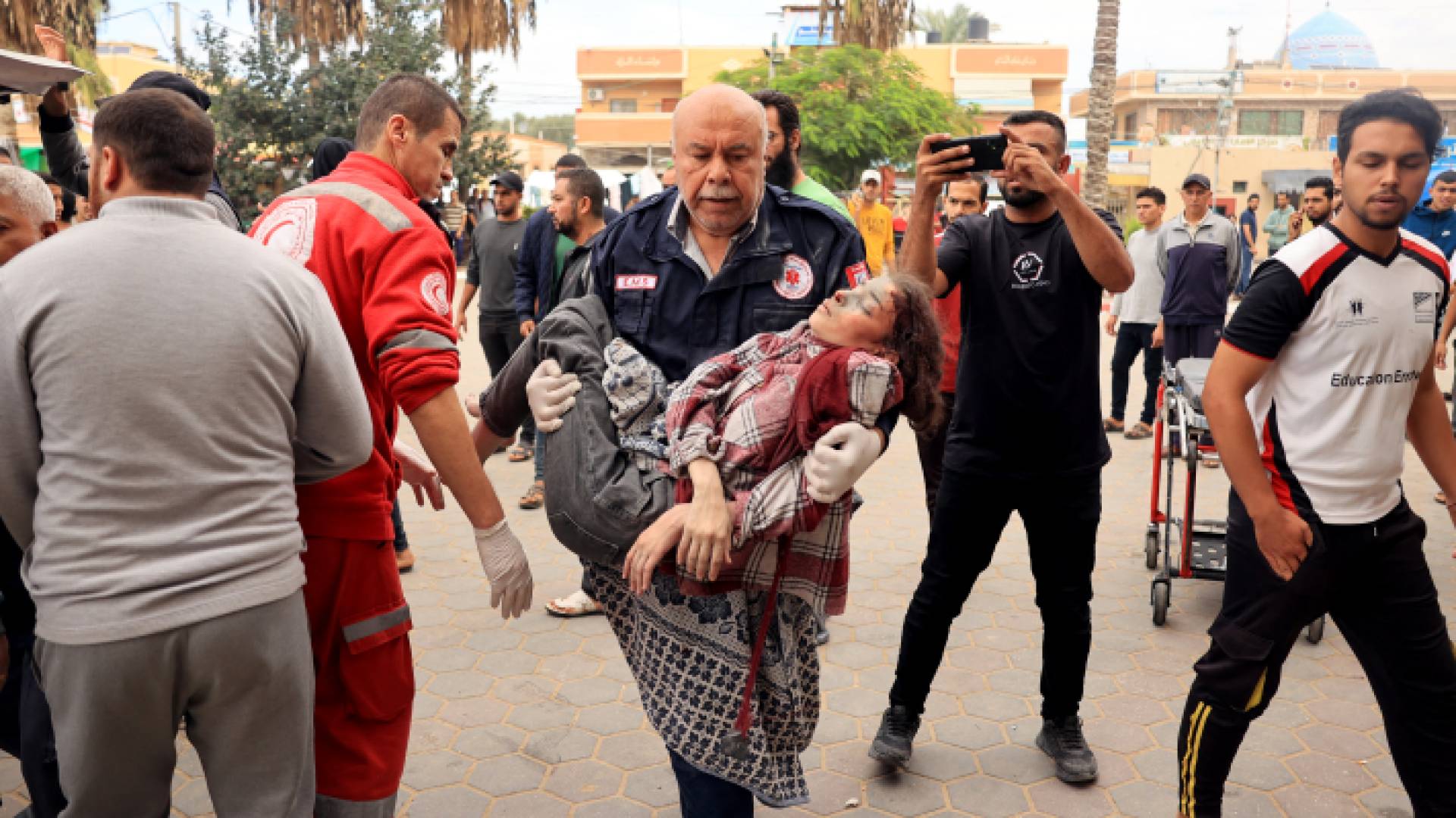 إسعاف طفلة مصابة في غزة