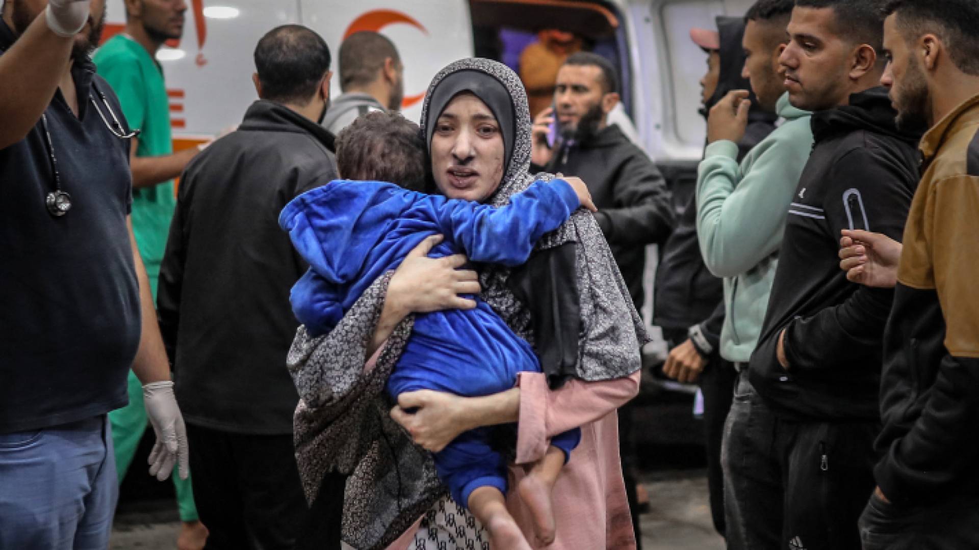 أم فلسطينية تسعف نجلها جراء القصف على غزة