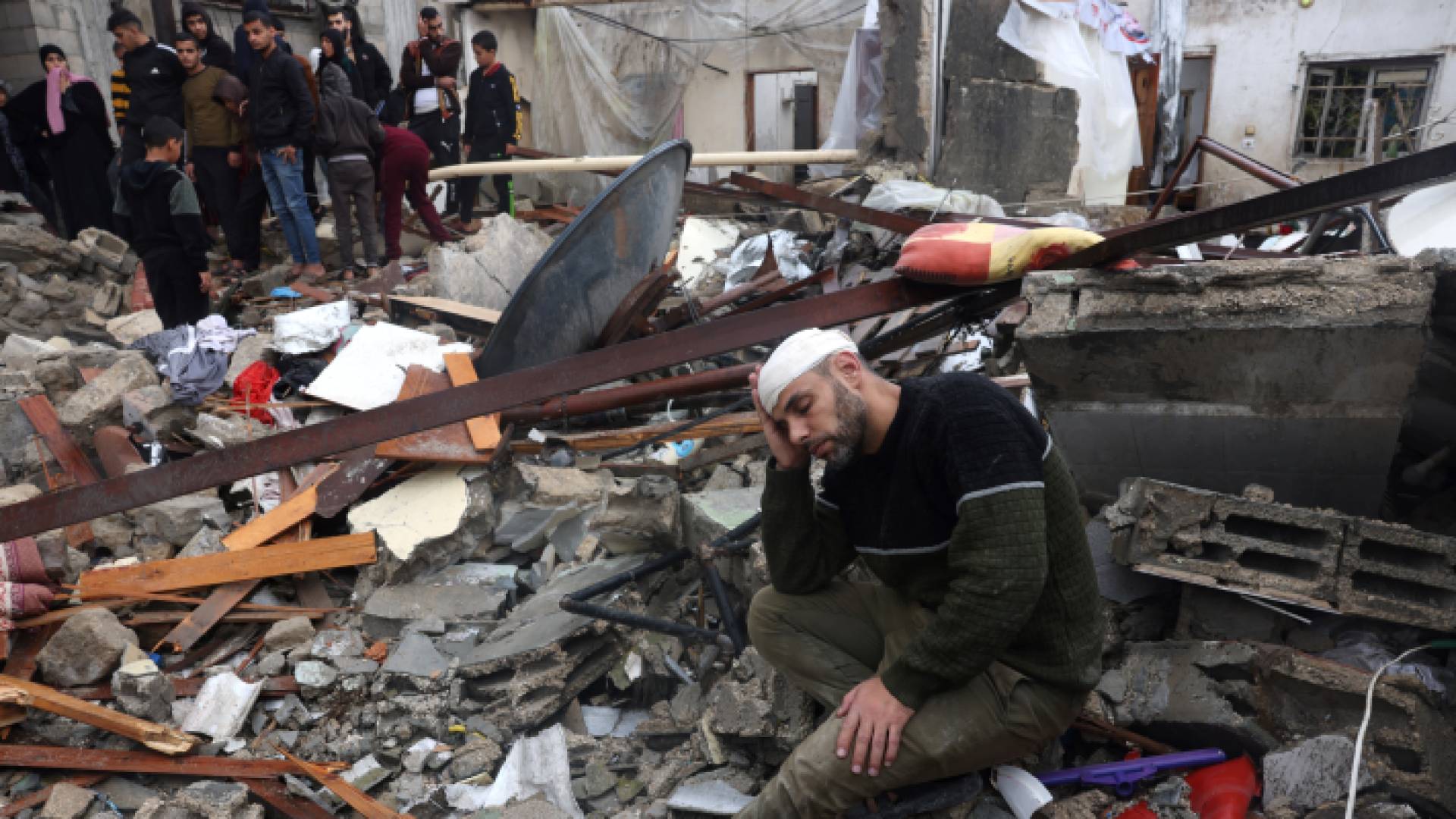 فلسطيني يجلس على أنقاض منزله عقب قصفه من قبل الاحتلال