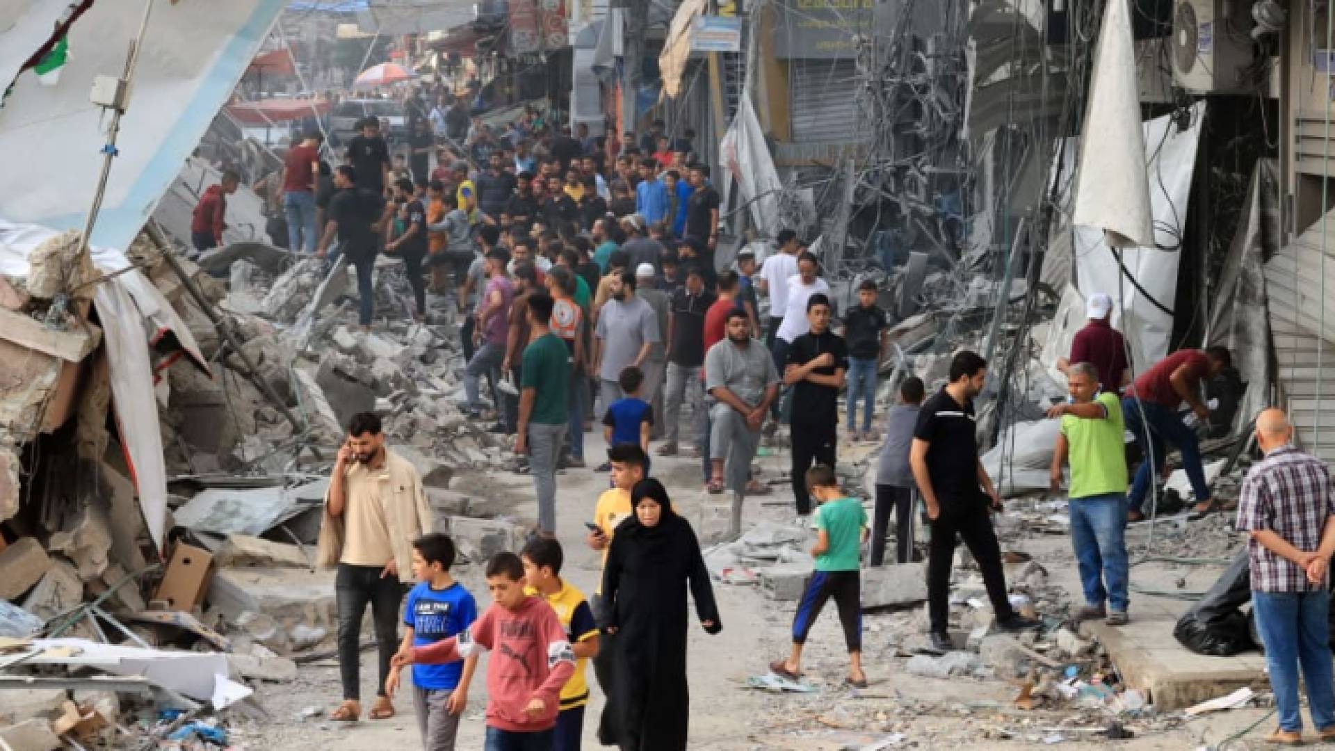سكان غزة وسط الدمار