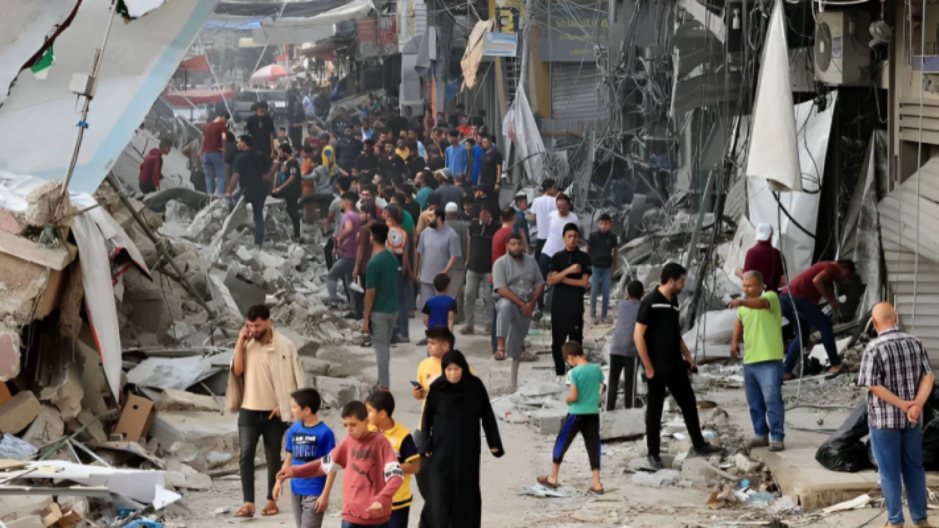 نزوح عائلات من منازلهم من غزة