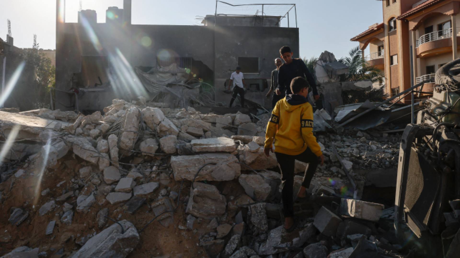 شاب فلسطيني على أنقاض منزله في غزة