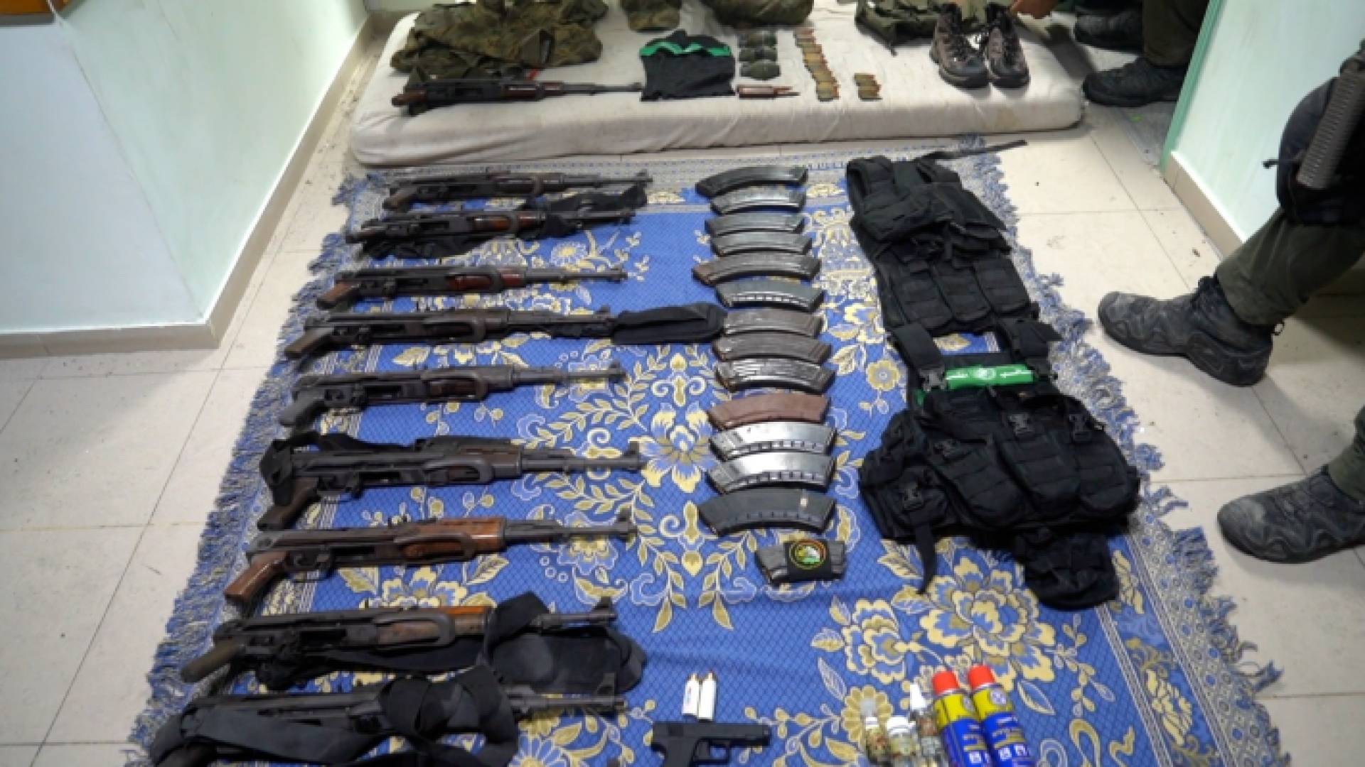 أسلحة زعم جيش الاحتلال أنه عثر عليها في مجمع الشفاء الطبي