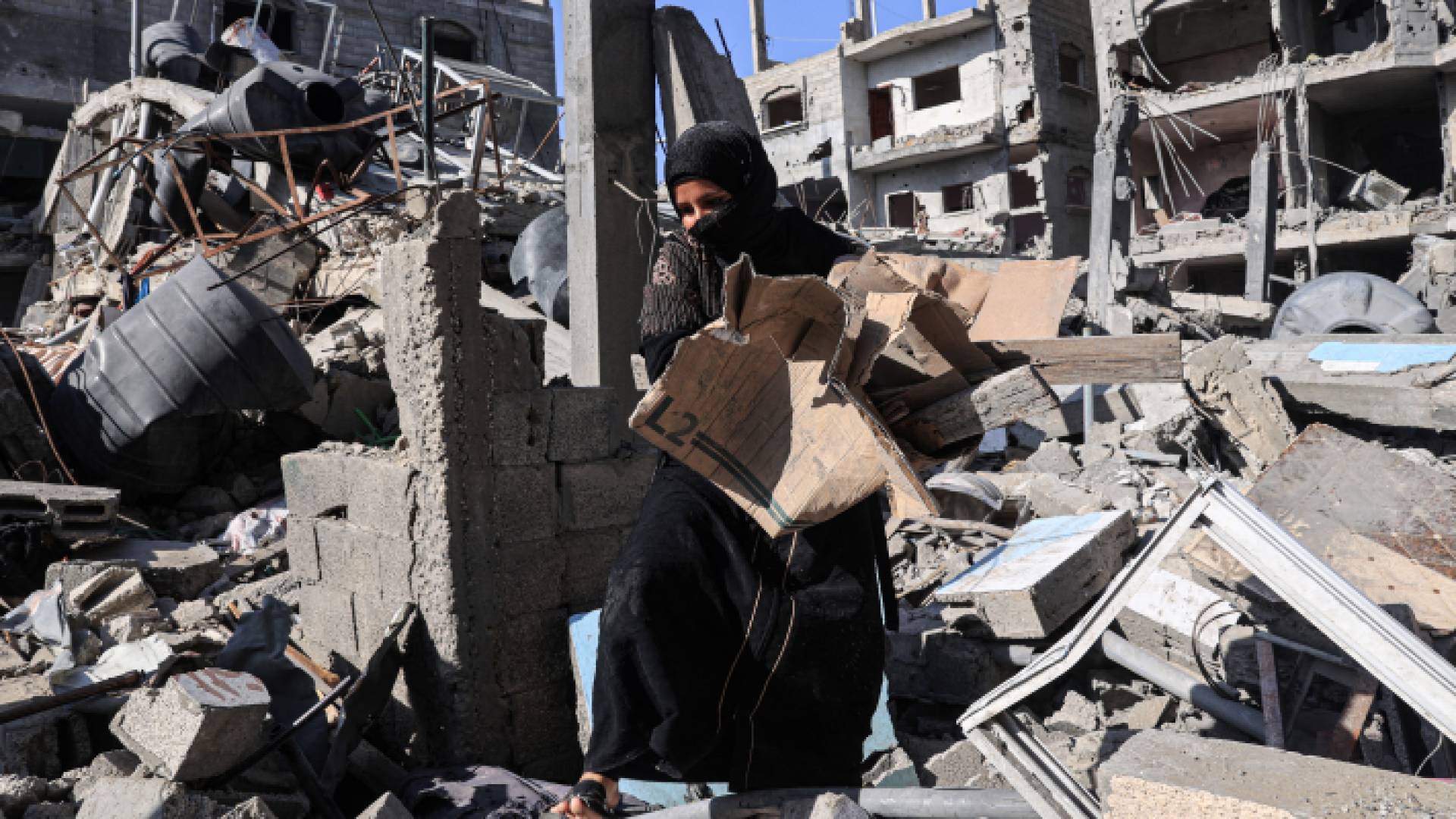 قوات الاحتلال تواصل استهداف المدنيين في غزة