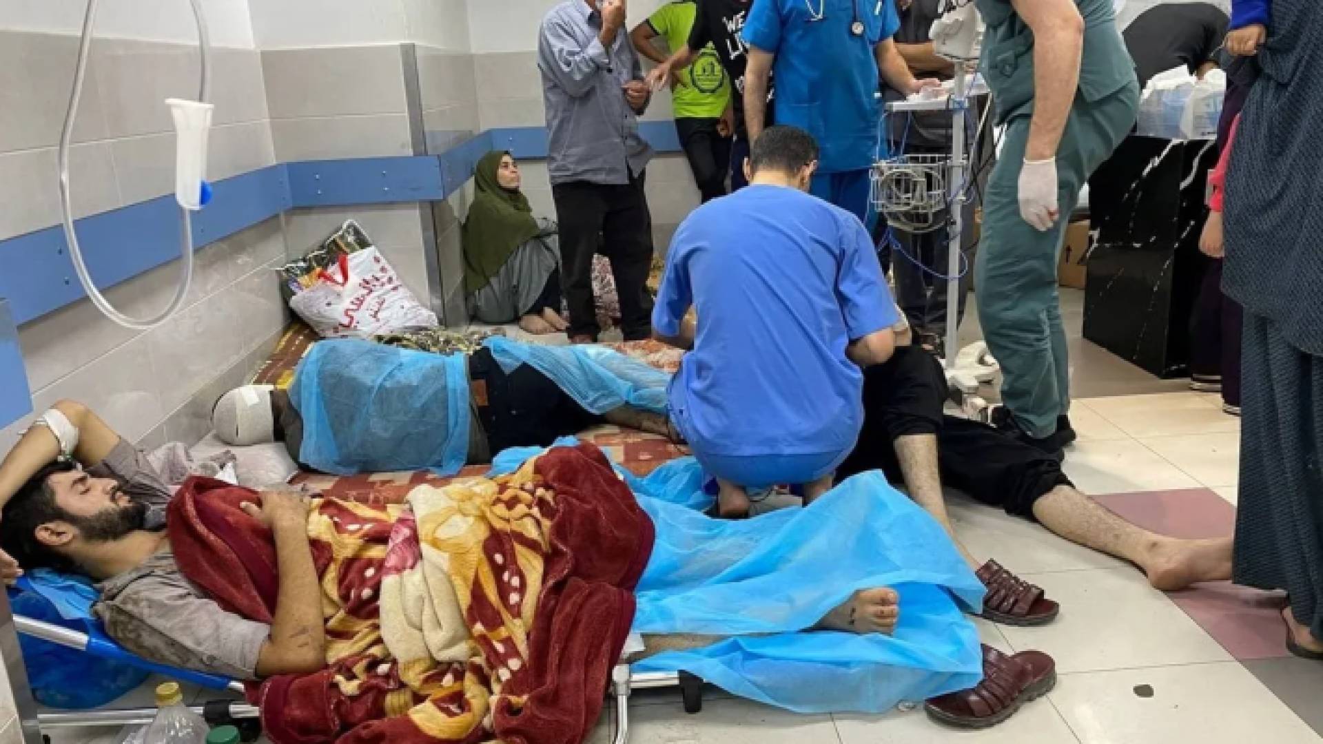 الفرق الطبية تسعف المصابين بغارات الاحتلال بغزة