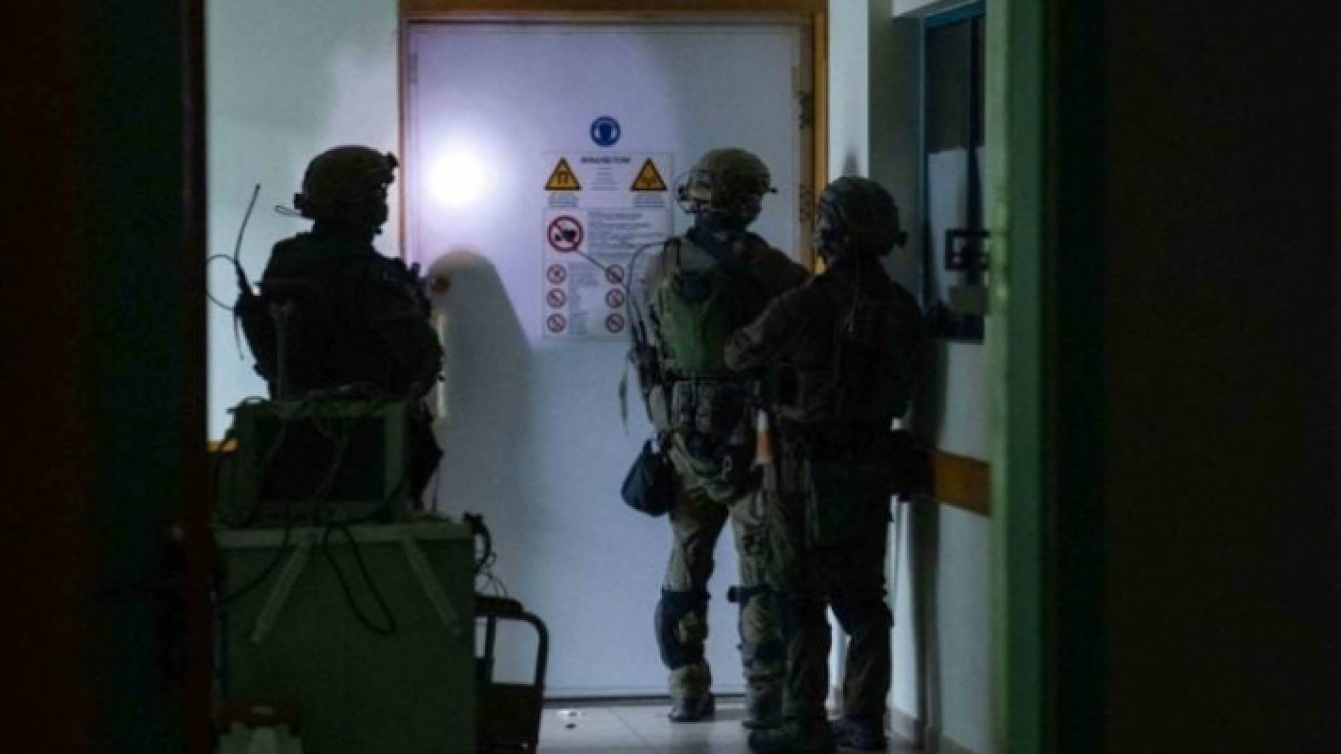 عناصر من قوات الاحتلال الإسرائيلي داخل مجمع الشفاء