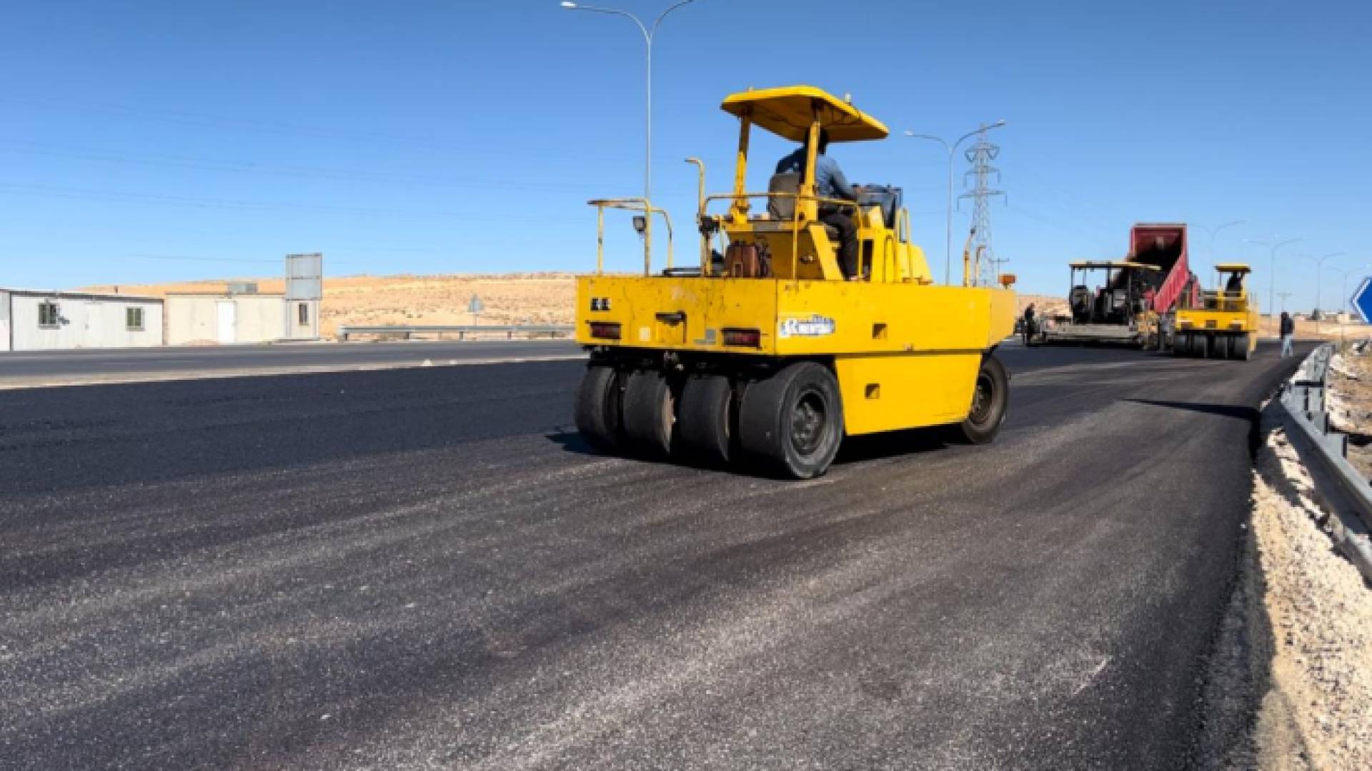 أعمال تحسين الطريق الصحراوي نحو مدينة العقبة