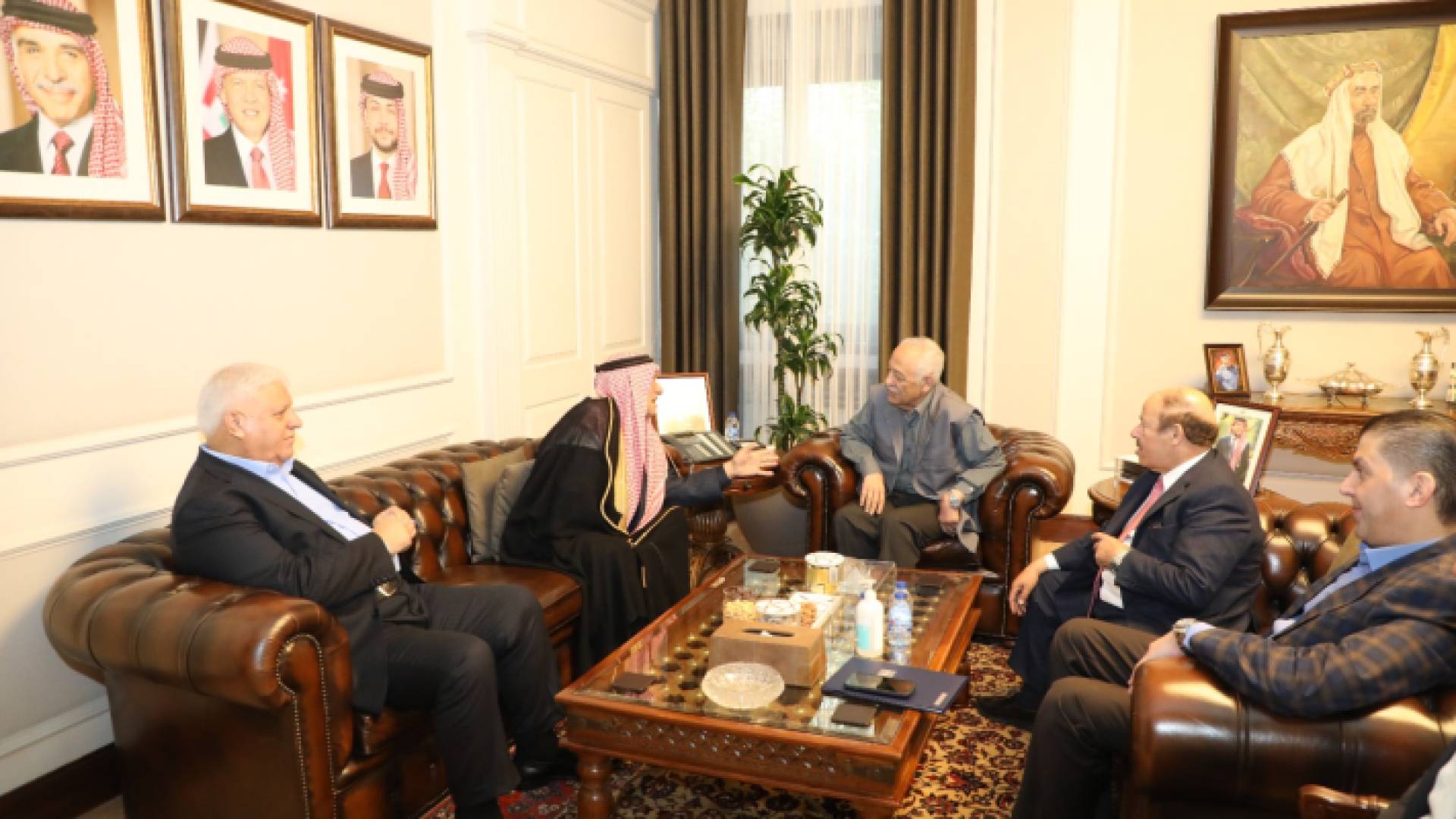 رئيس الديوان الملكي خلال لقاء وجهاء ونواب