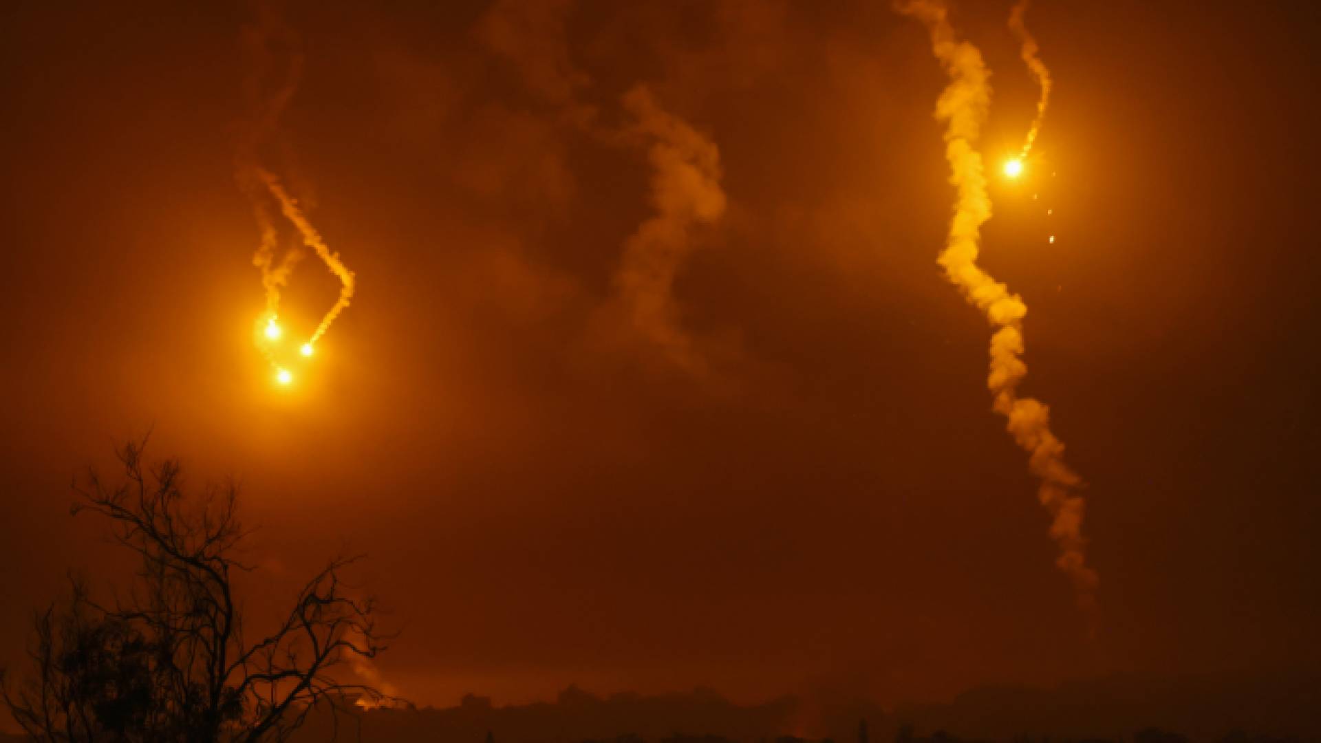 قنابل مضيئة يلقيها جيش الاحتلال