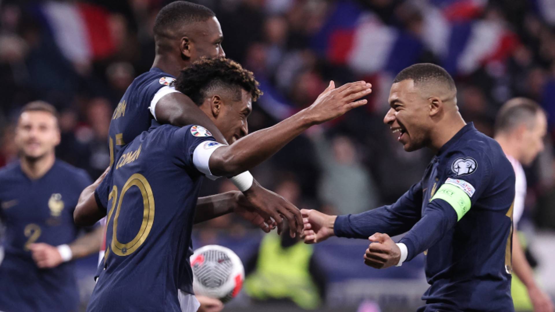 كومان ومبابي يحتفلان بالفوز