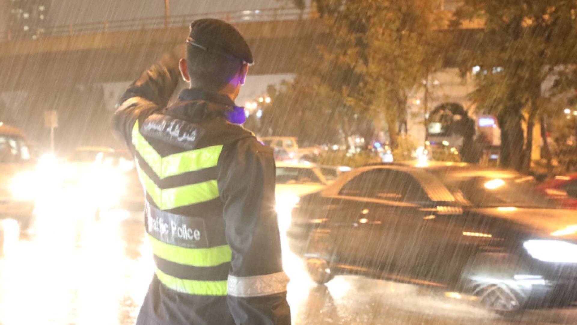 أحد نشامى الأمن العام خلال المنخفض الجوي