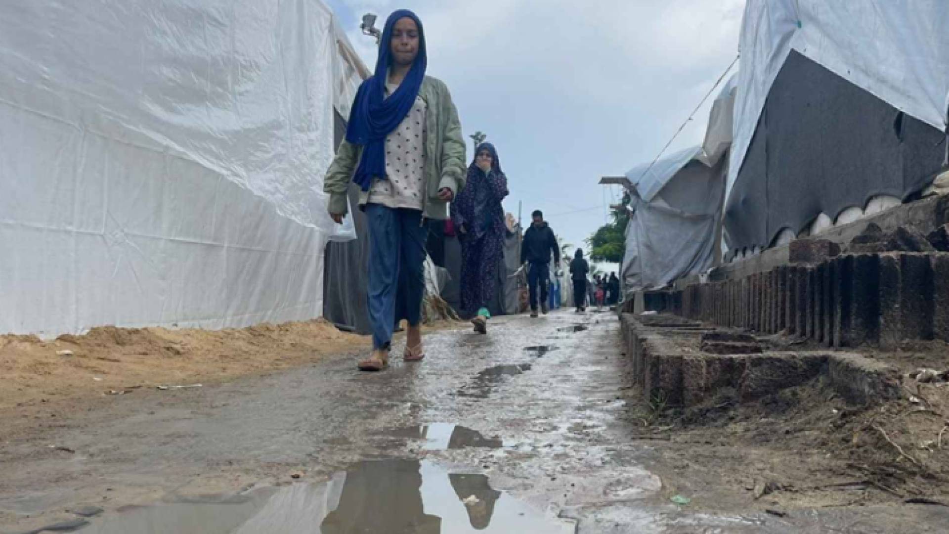 غزيون بين خيام النزوح وتحت الأمطار