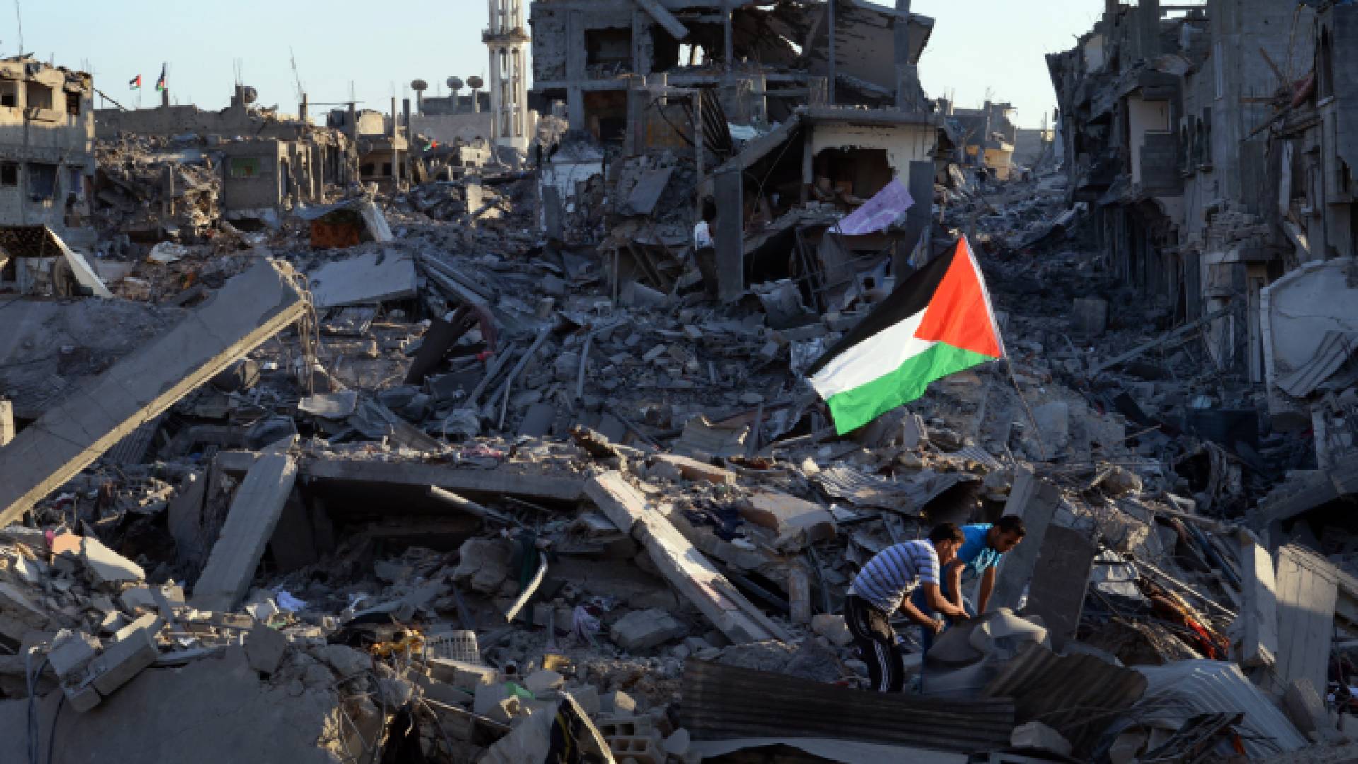 علم فلسطين فوق الركام بغزة