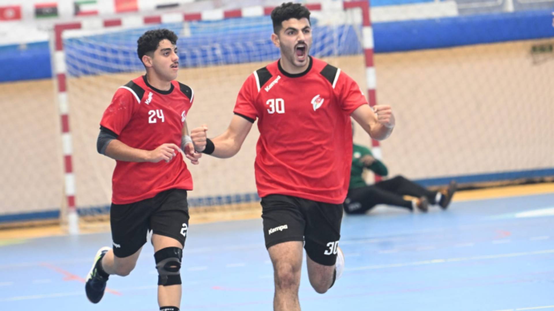 لاعبو المنتخب الوطني يحتفلون بهدف