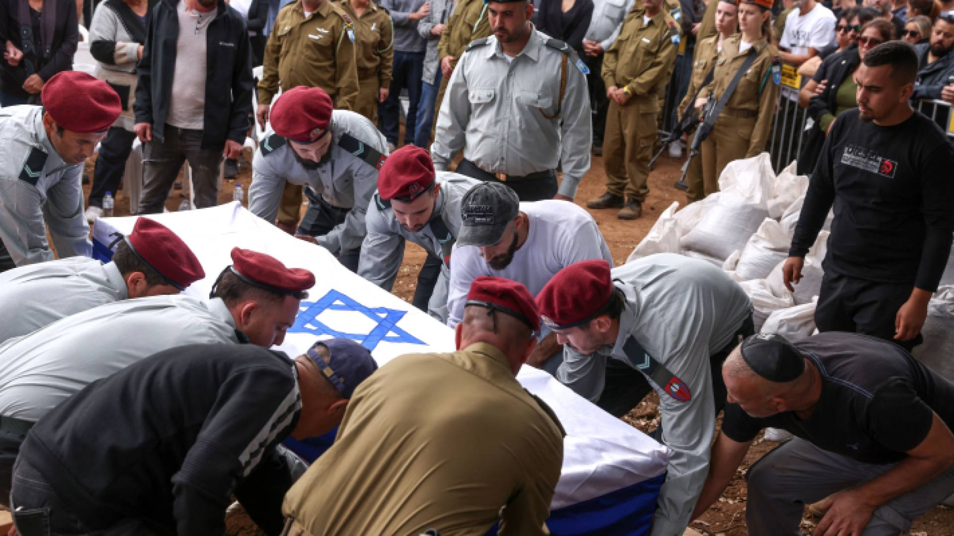 مستوطنون وجنود يدفنون جندي من جيش الاحتلال قتل في معارك غزة