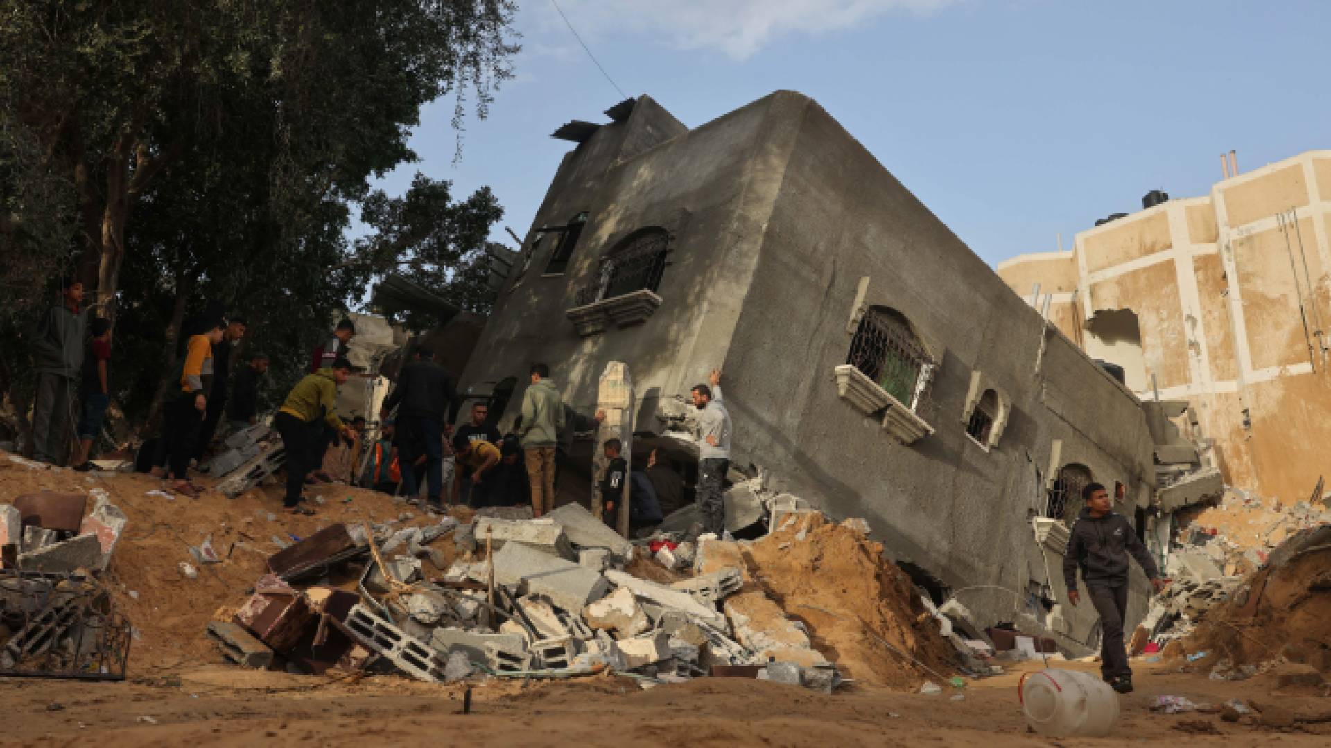 صغار فوق أنقاض منزلهم المدمر في غزة