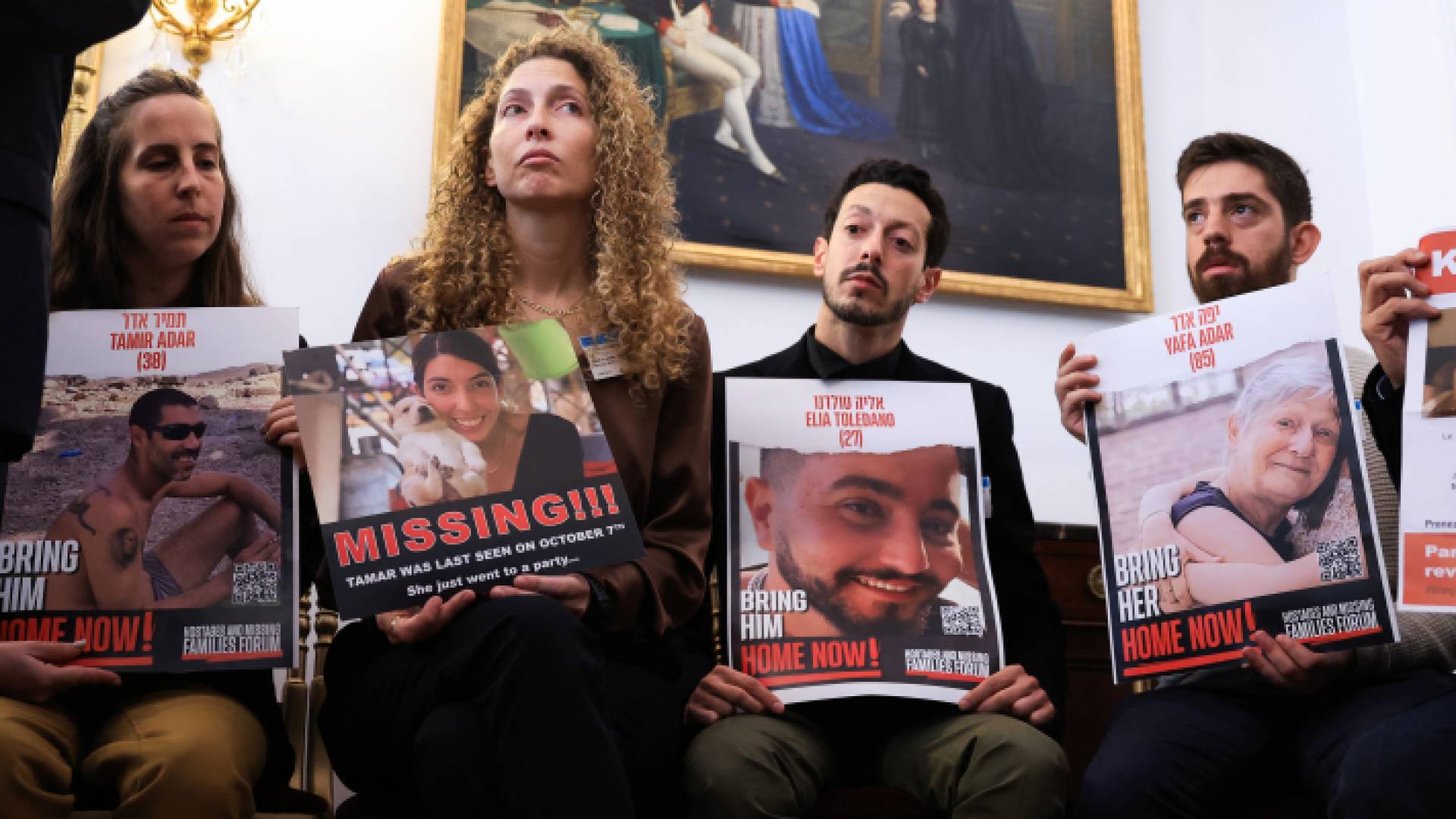 أهالي محتجزين في غزة يحملون صورهم للمطالبة بإطلاق سراحهم