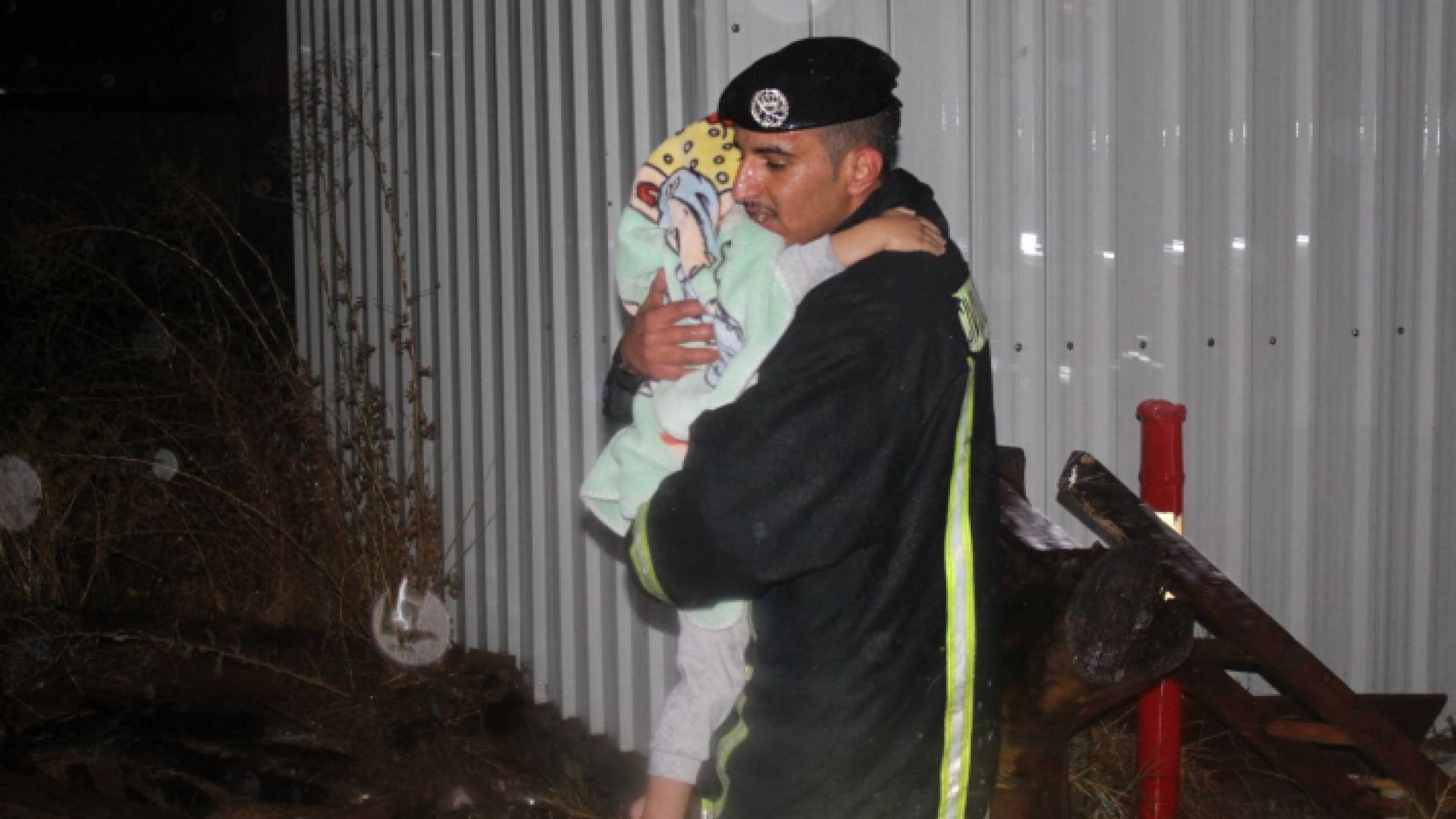 أحد نشامى الدفاع المدني خلال إنقاذ أشخاص في معان