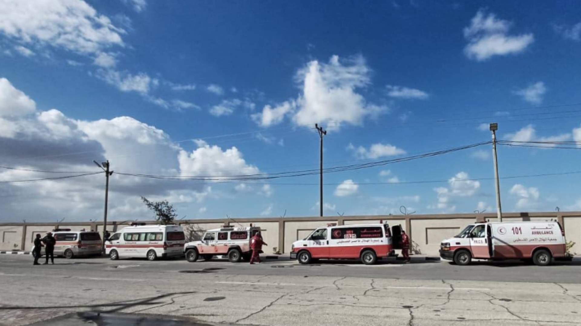 سيارات إسعاف نقلت الأطفال الخدج إلى مصر من مجمع الشفاء الطبي في قطاع غزة