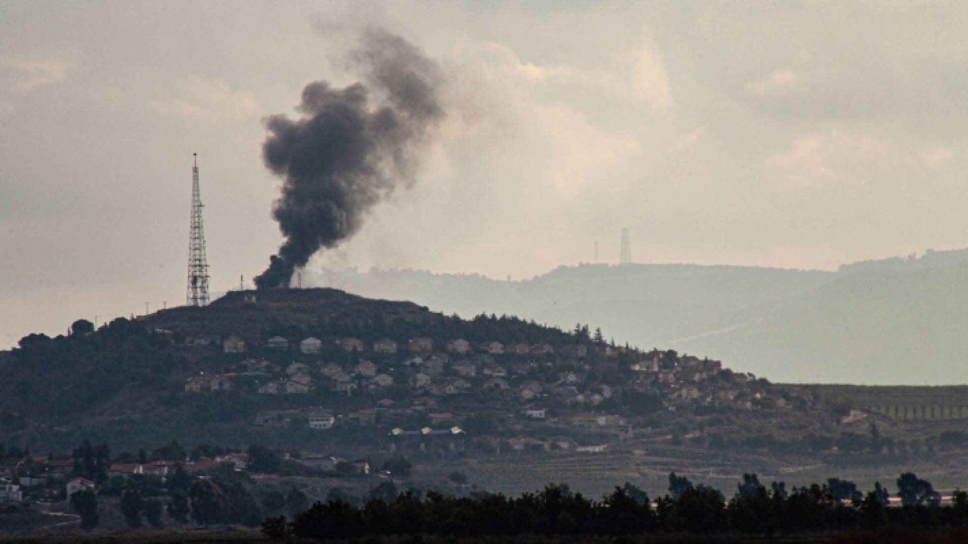 دخان يتصاعد بعد هجوم شنه حزب الله على موقع عسكري للاحتلال الإسرائيلي شمال فلسطين المحتلة
